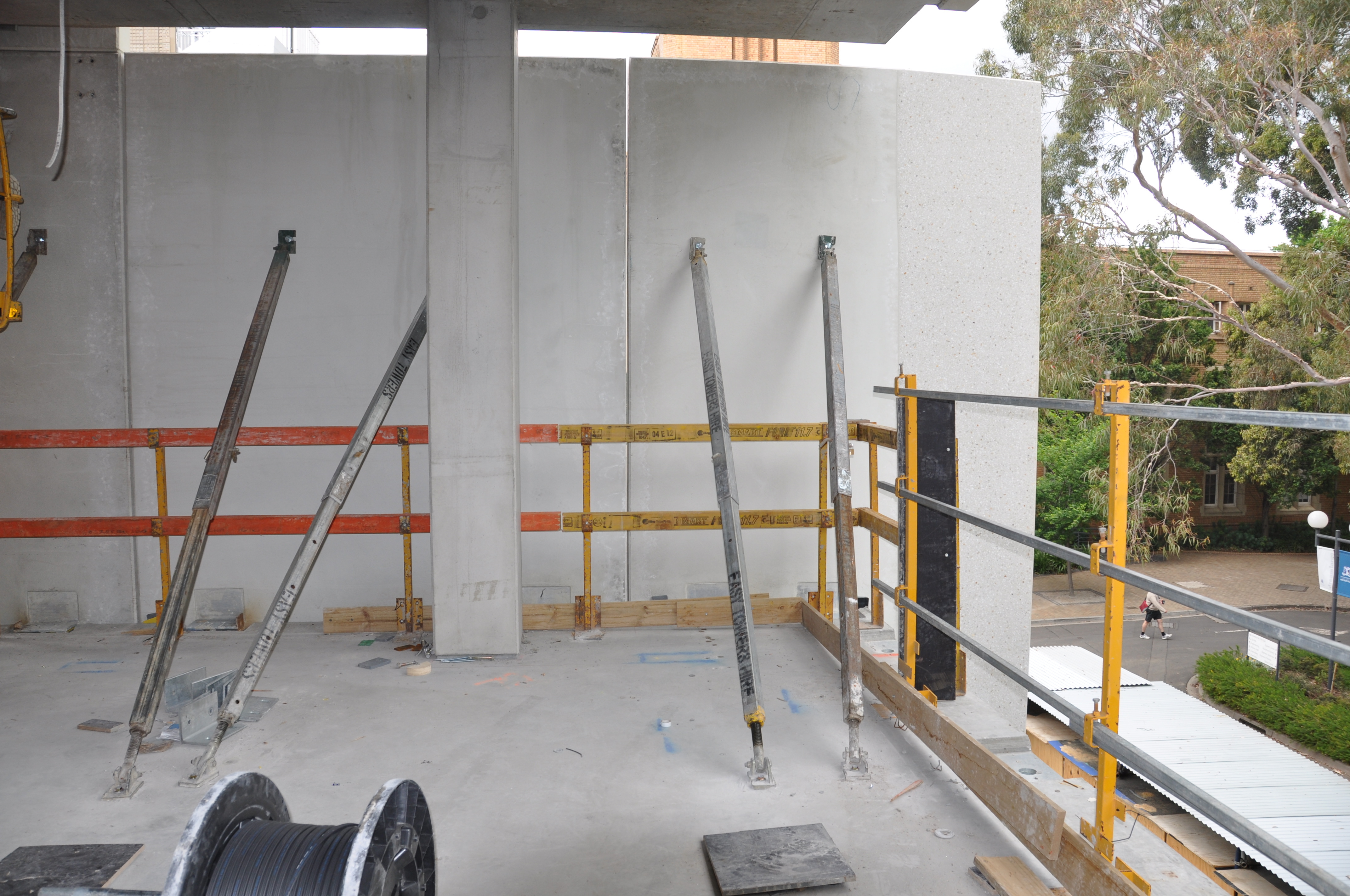 https://archive.abp.unimelb.edu.au/objects/images/Construction/Images/Facades/Precast concrete/Polished south side/DSC_4033.JPG
