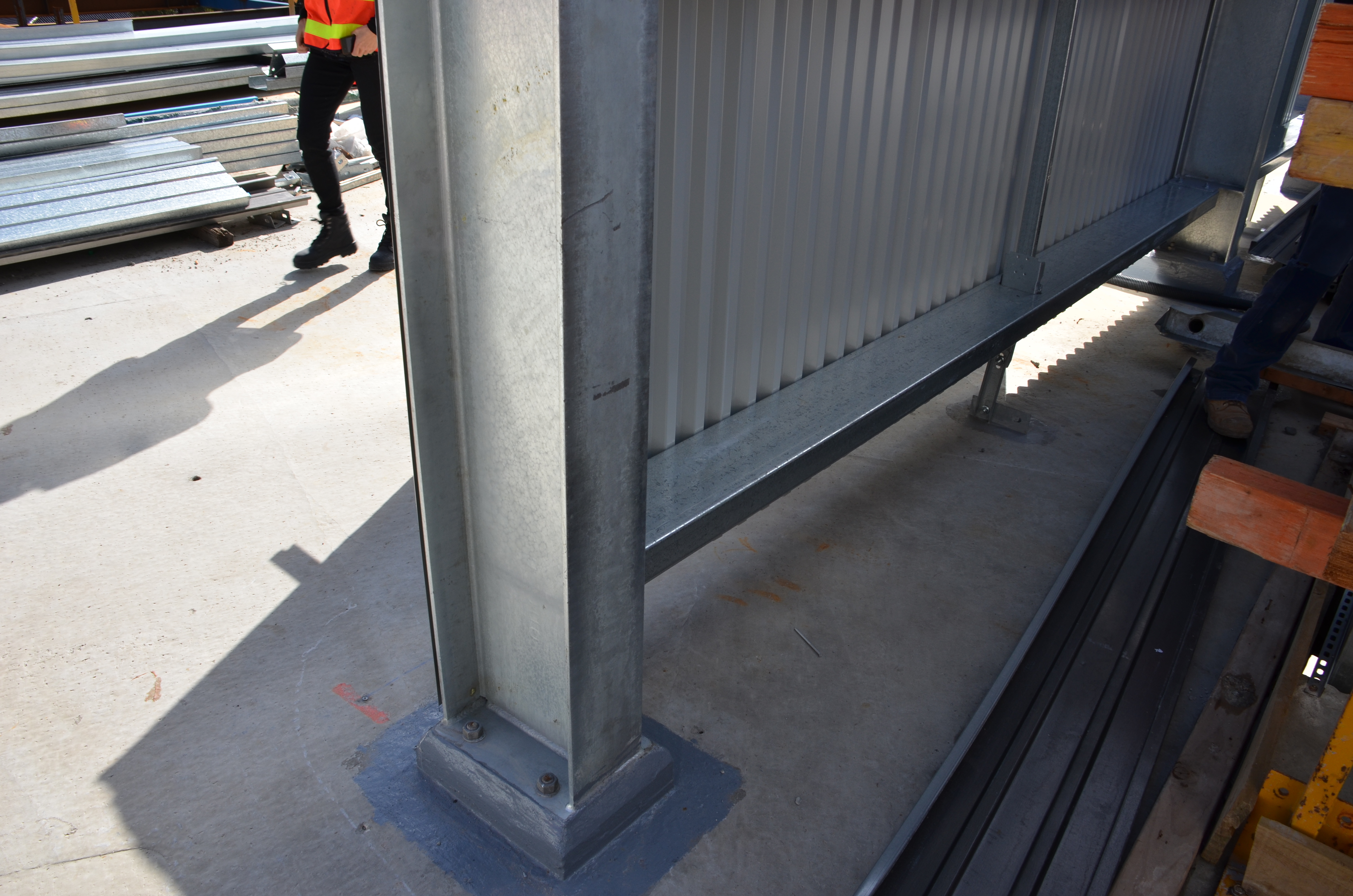 https://archive.abp.unimelb.edu.au/objects/images/Construction/Images/Structural steel/Plantroom roof & claddings/DSC_5421.JPG