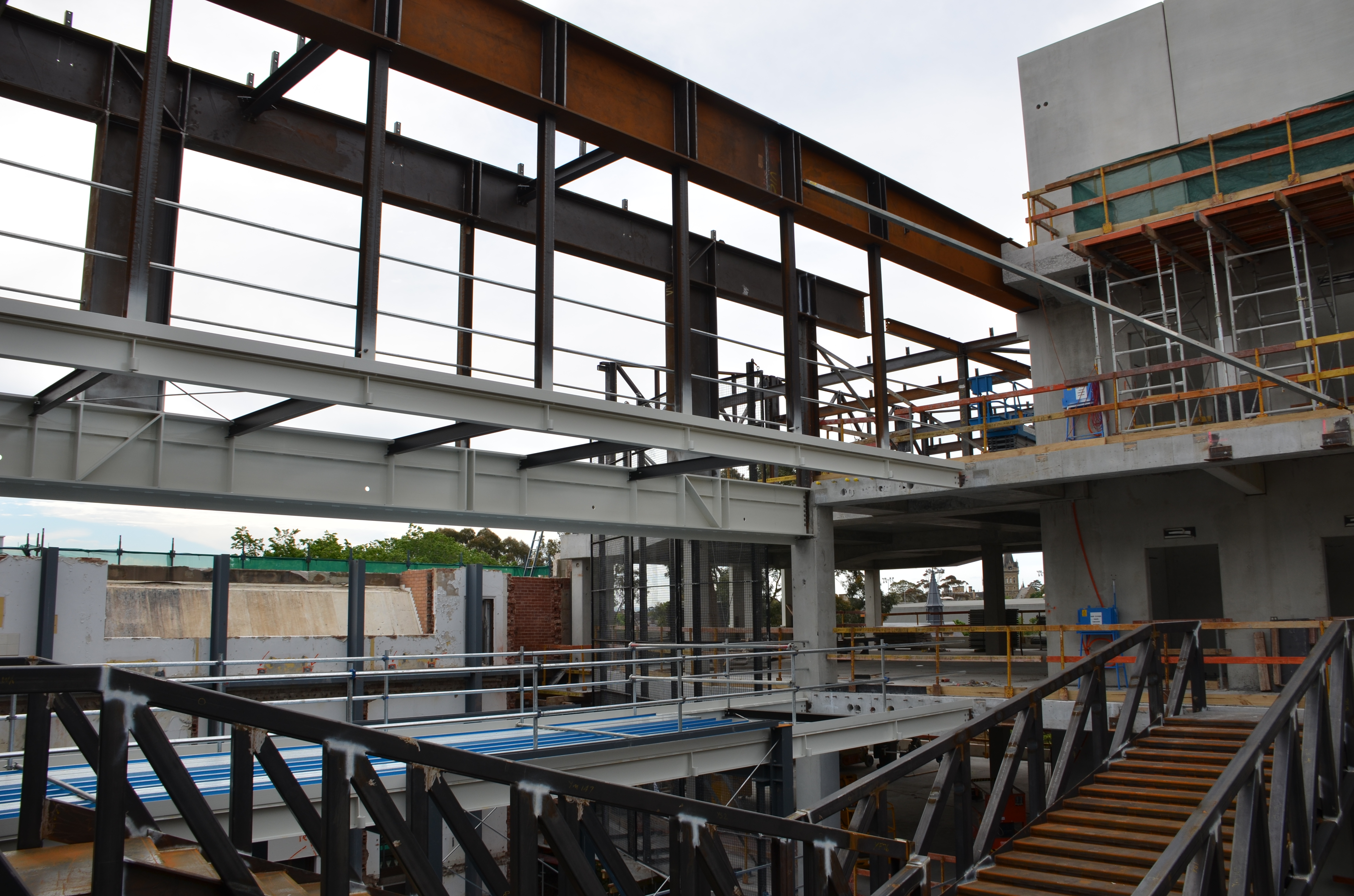 https://archive.abp.unimelb.edu.au/objects/images/Construction/Images/Stairs, walkways and balustrades/Structural steel walkways & support structure/DSC_3808.JPG