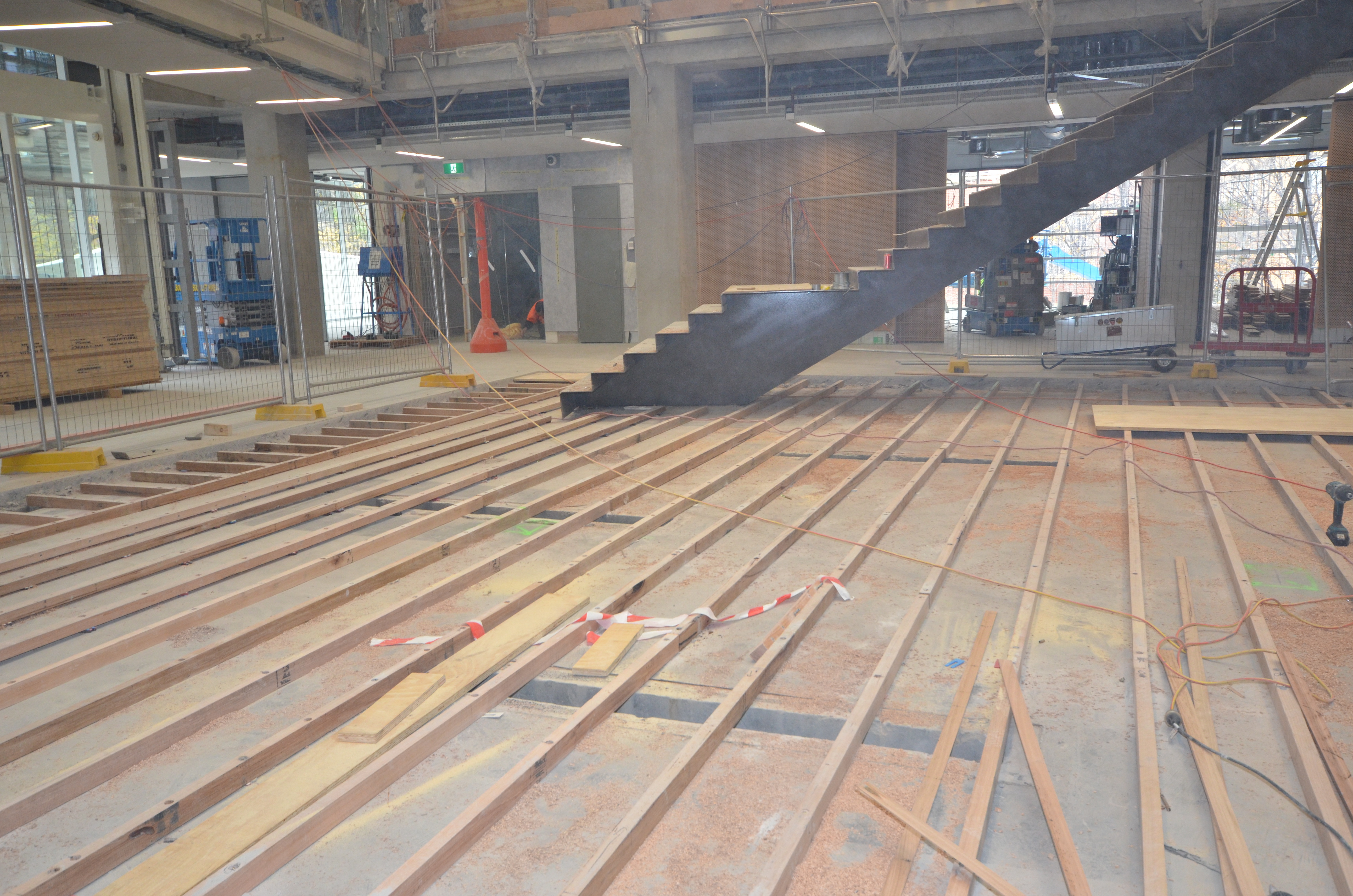 https://archive.abp.unimelb.edu.au/objects/images/Construction/Images/Floors and finishes/Atrium timber/DSC_8885.JPG