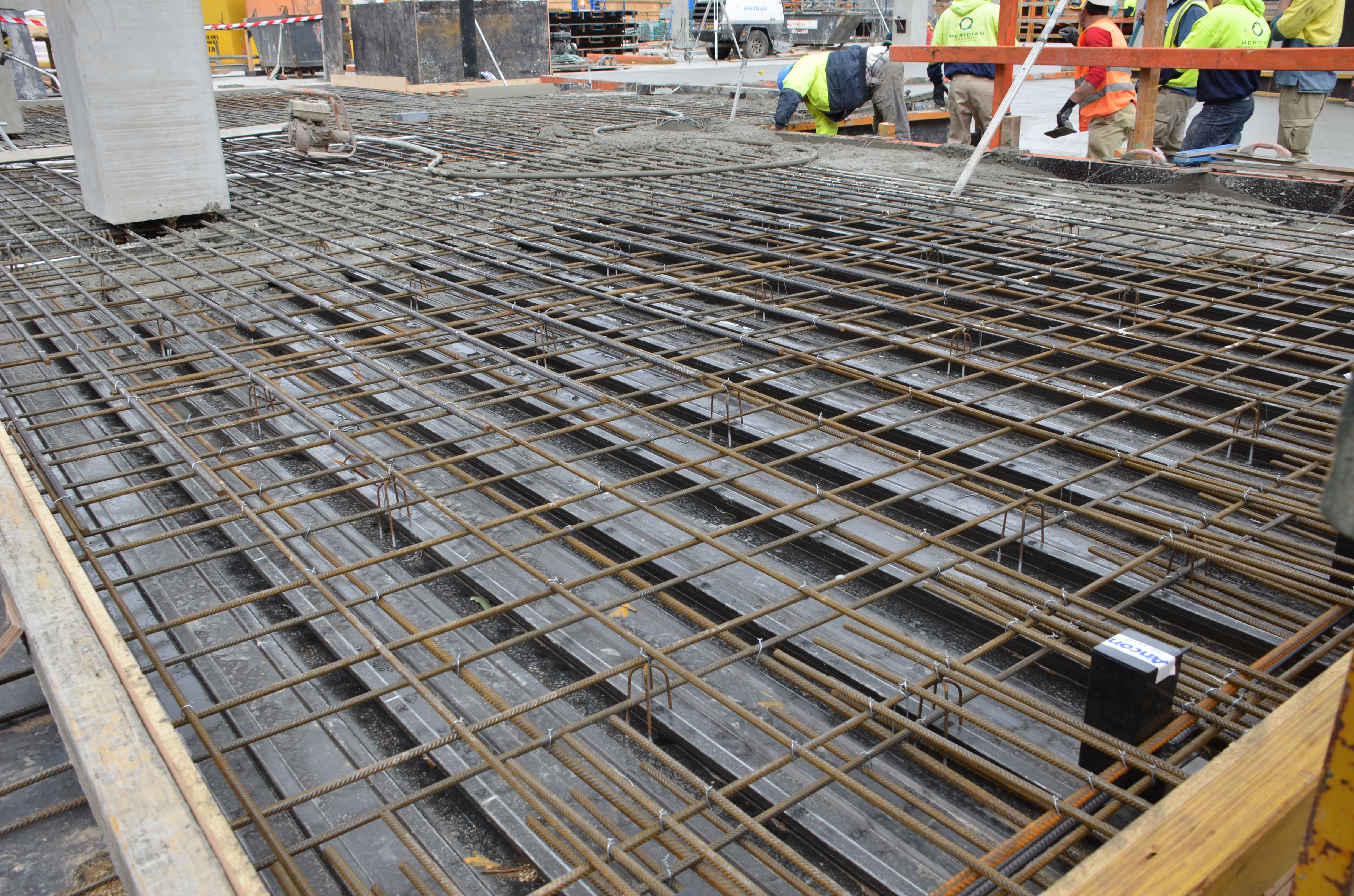 https://archive.abp.unimelb.edu.au/objects/images/Construction/Images/Concrete suspended slabs and beams/Ground level & formwork/DSC_1376.JPG