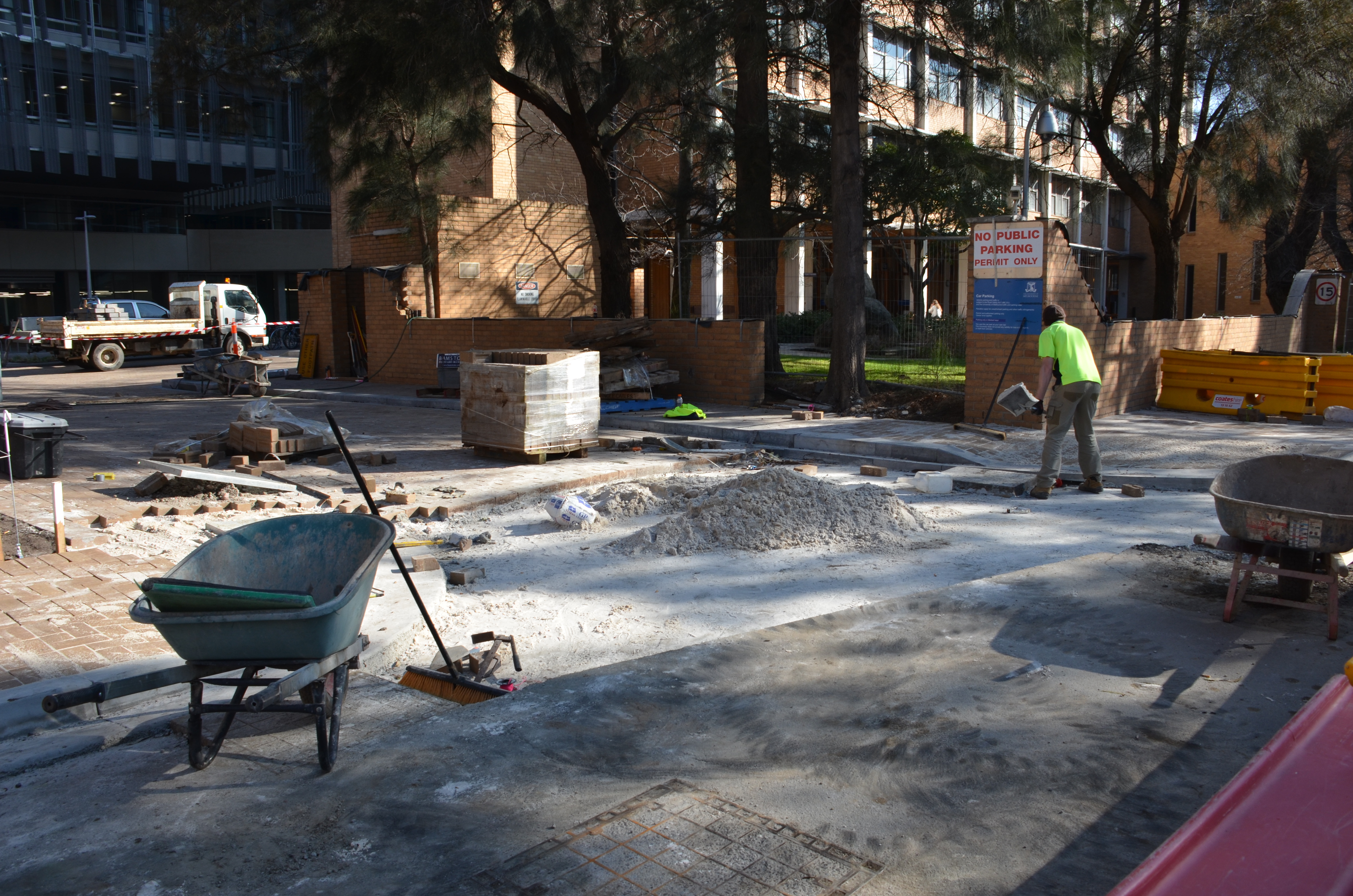 https://archive.abp.unimelb.edu.au/objects/images/Construction/Images/External Works/Bluestone kerbing/DSD_0269.JPG