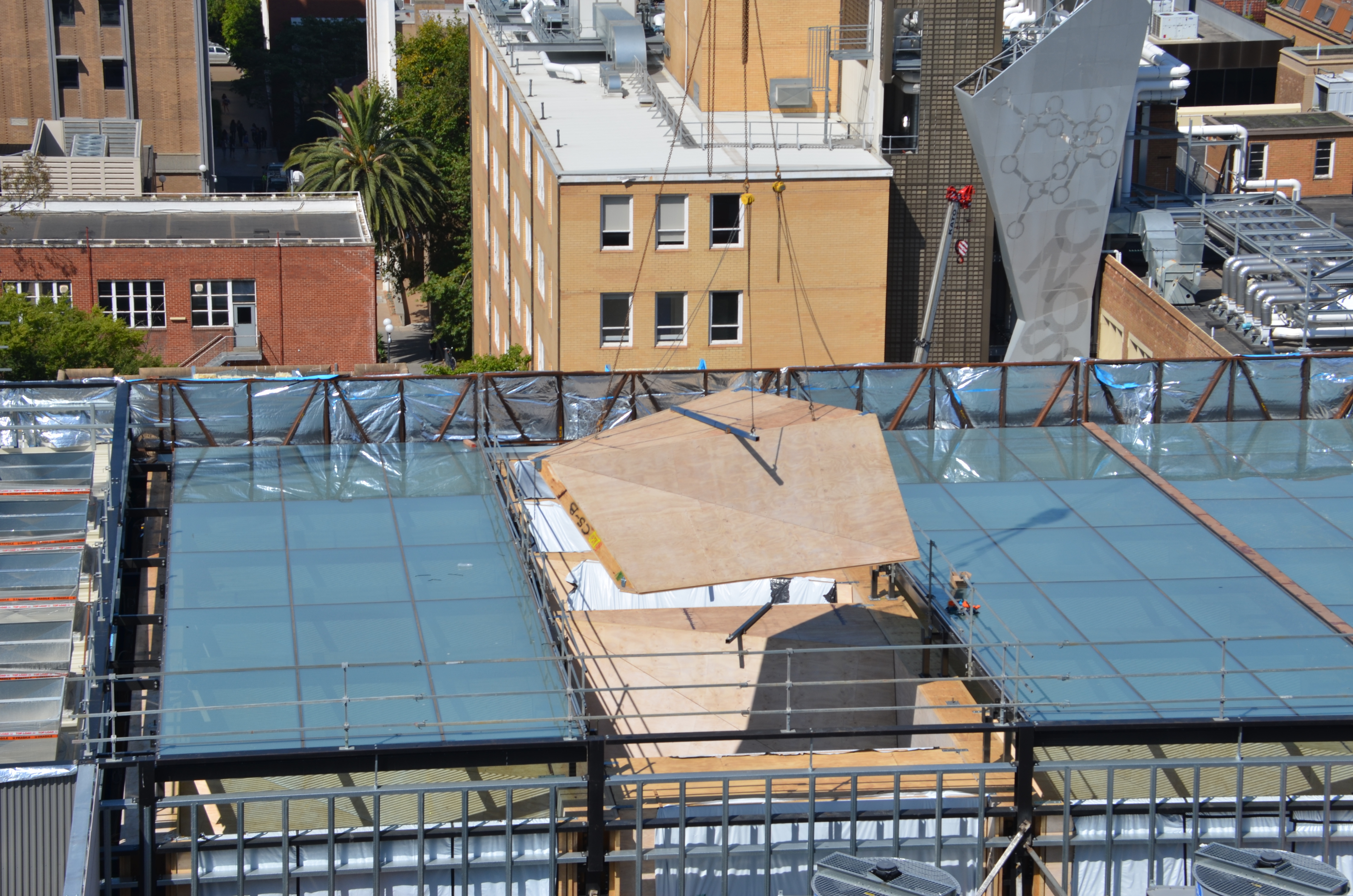 https://archive.abp.unimelb.edu.au/objects/images/Construction/Images/LVL roof beams & coffers/Installation/DSC_5850.JPG