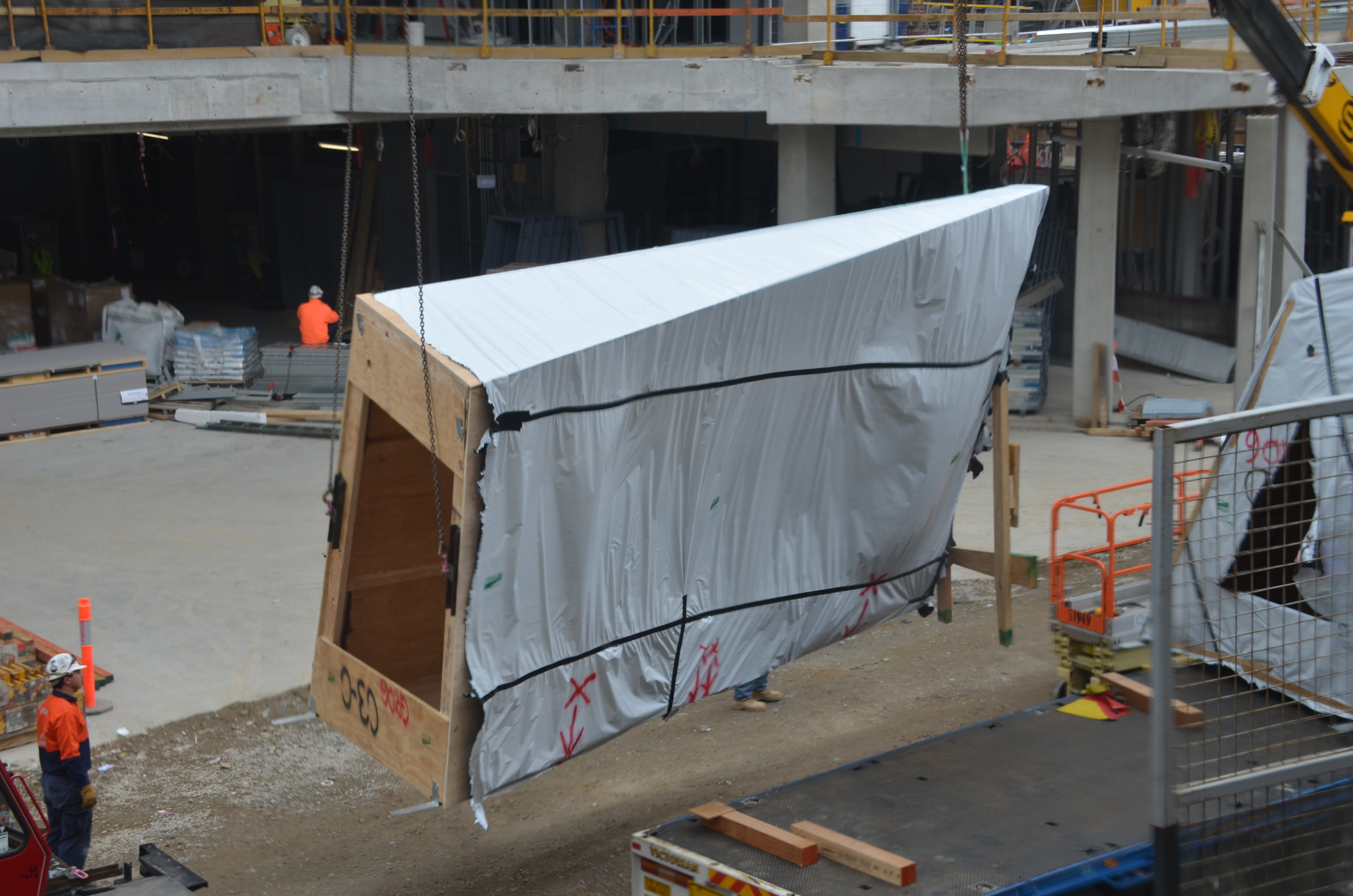 https://archive.abp.unimelb.edu.au/objects/images/Construction/Images/LVL roof beams & coffers/Installation/DSC_5532.JPG