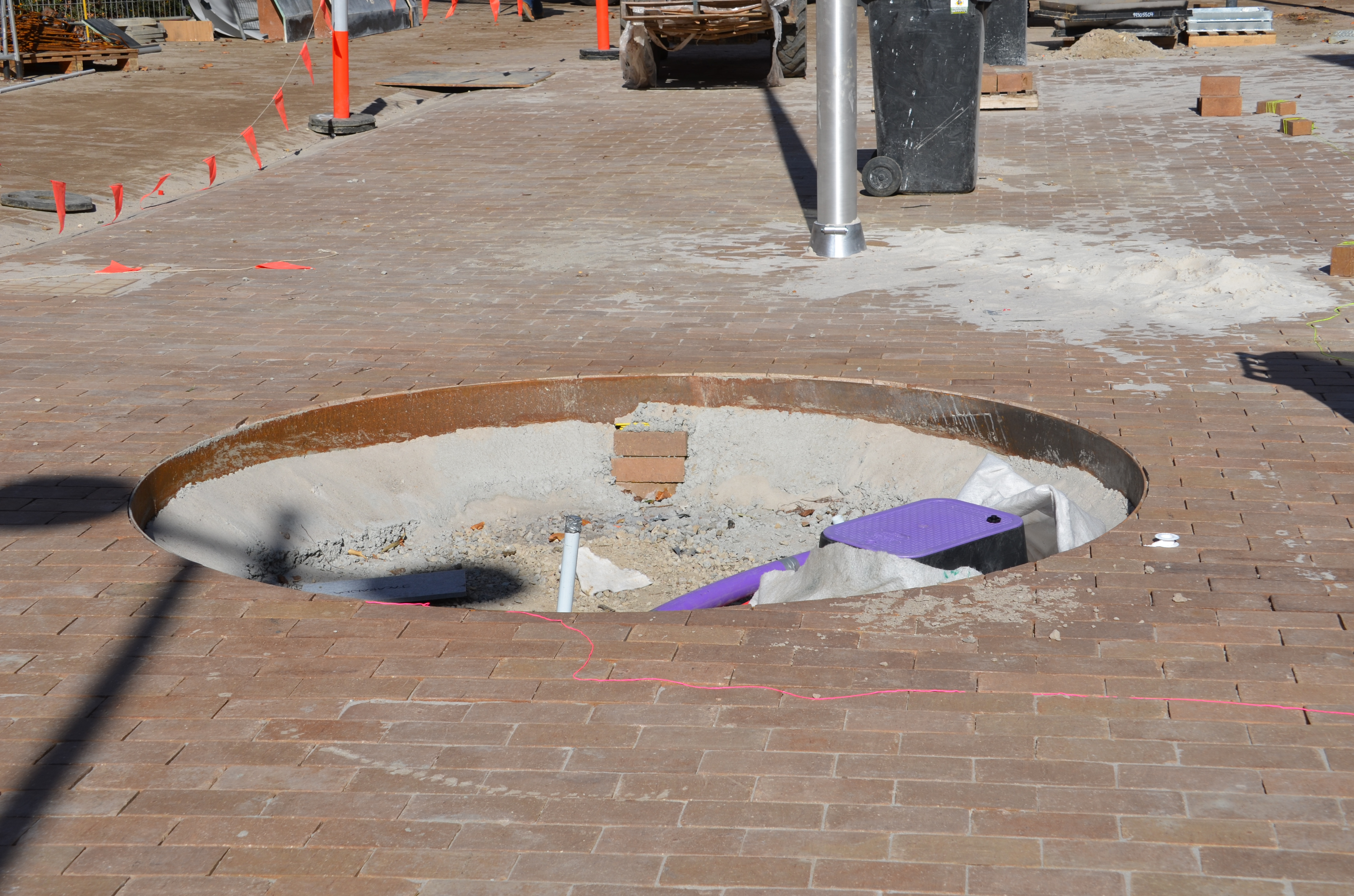 https://archive.abp.unimelb.edu.au/objects/images/Construction/Images/External Works/Brick paving & brick walls/DSC_9716.JPG
