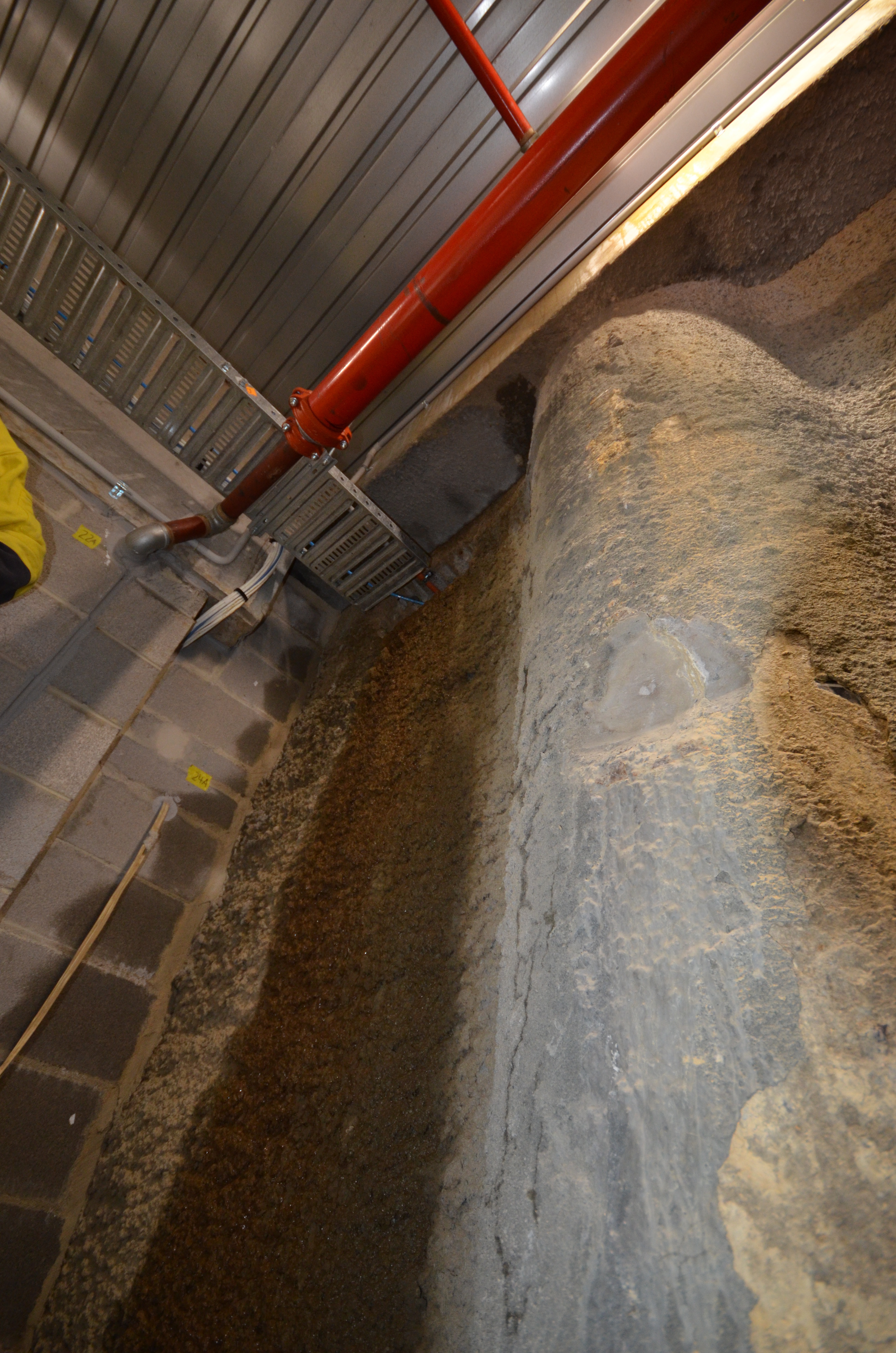 https://archive.abp.unimelb.edu.au/objects/images/Construction/Images/Basement/Basement water leaks/Small plantroom basement/DSD_0088.JPG