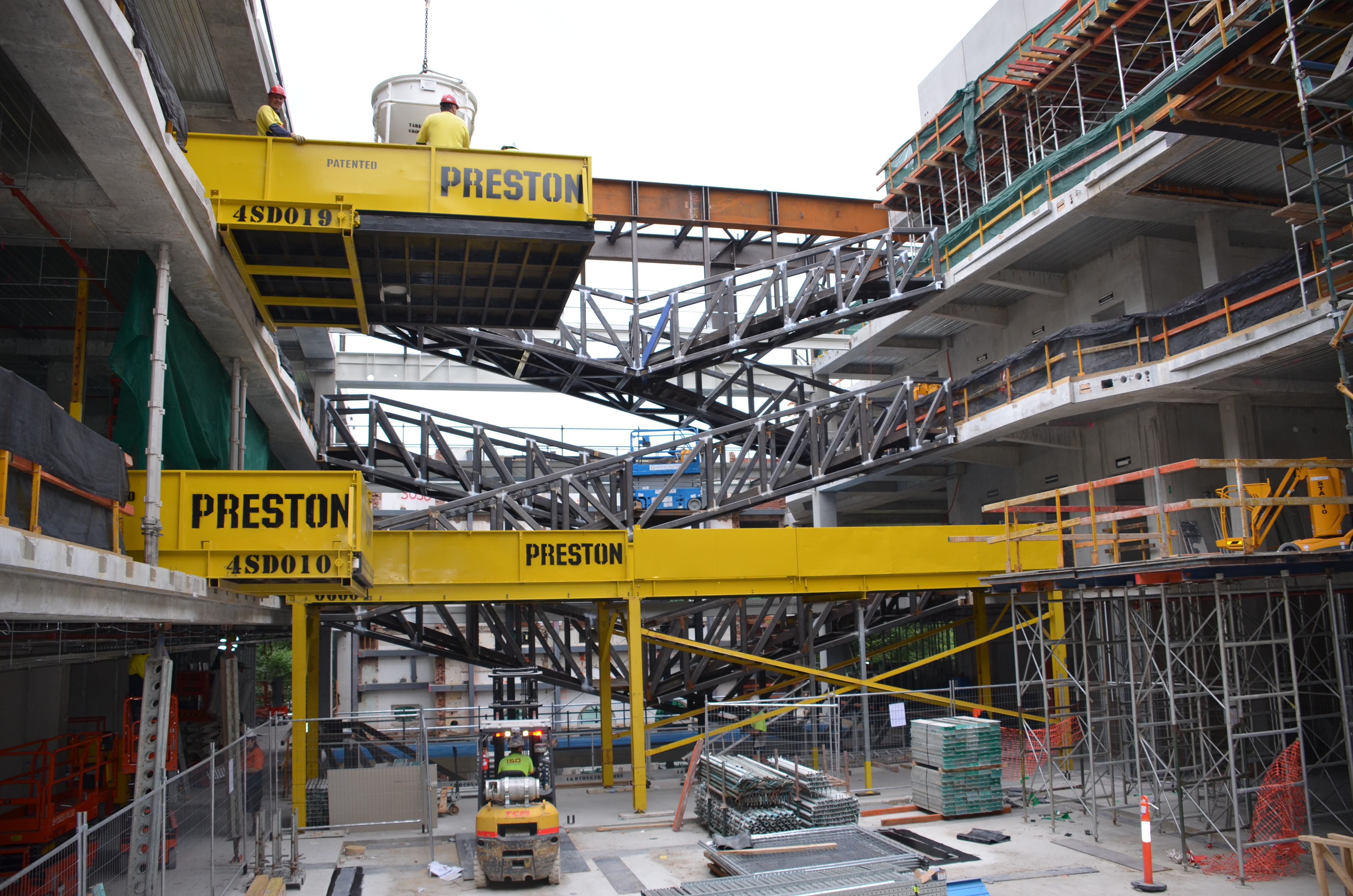https://archive.abp.unimelb.edu.au/objects/images/Construction/Images/Plant and Equipment/Cantilever loading bays/DSC_3884.JPG