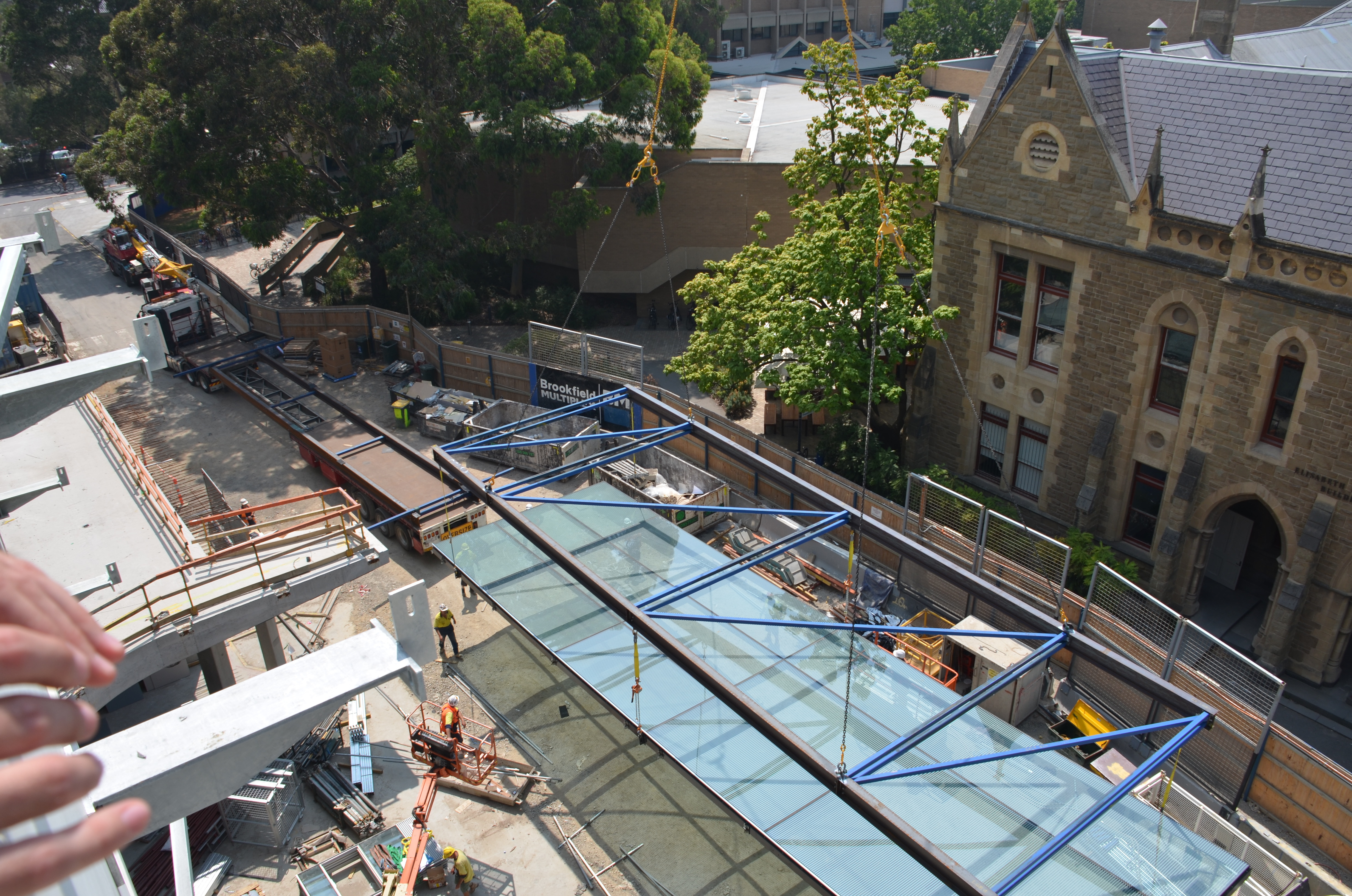 https://archive.abp.unimelb.edu.au/objects/images/Construction/Images/Roof/Glazed atrium roof/Delivery & Installation/DSC_5164.JPG