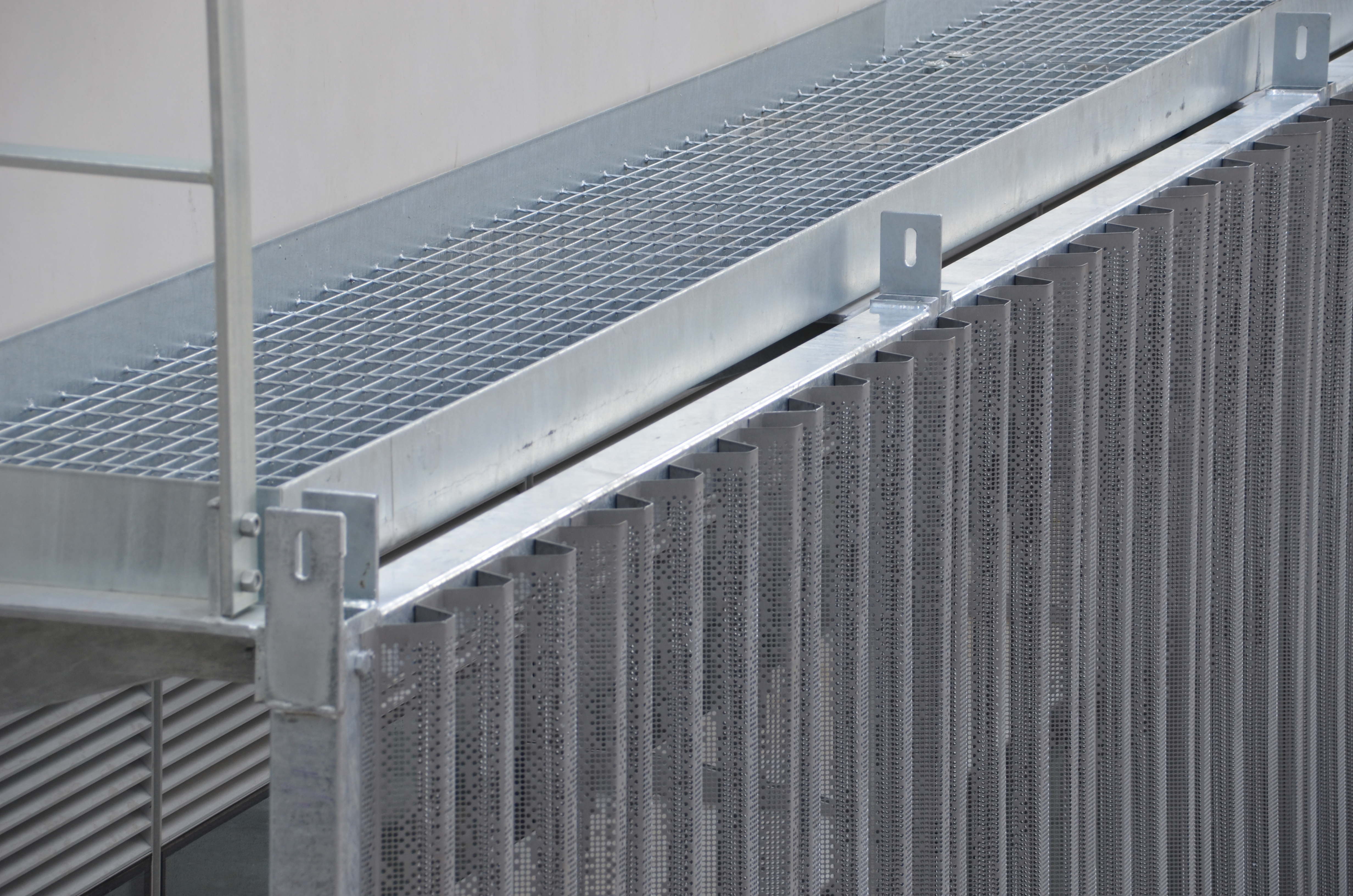 https://archive.abp.unimelb.edu.au/objects/images/Construction/Images/Facades/Zinc screens & access platforms/Zinc screens and frames/DSC_6426.JPG https://archive.abp.unimelb.edu.au/objects/images/Construction/Images/Facades/Zinc screens & access platforms/Zinc screens and frames/DSC_6426.JPG