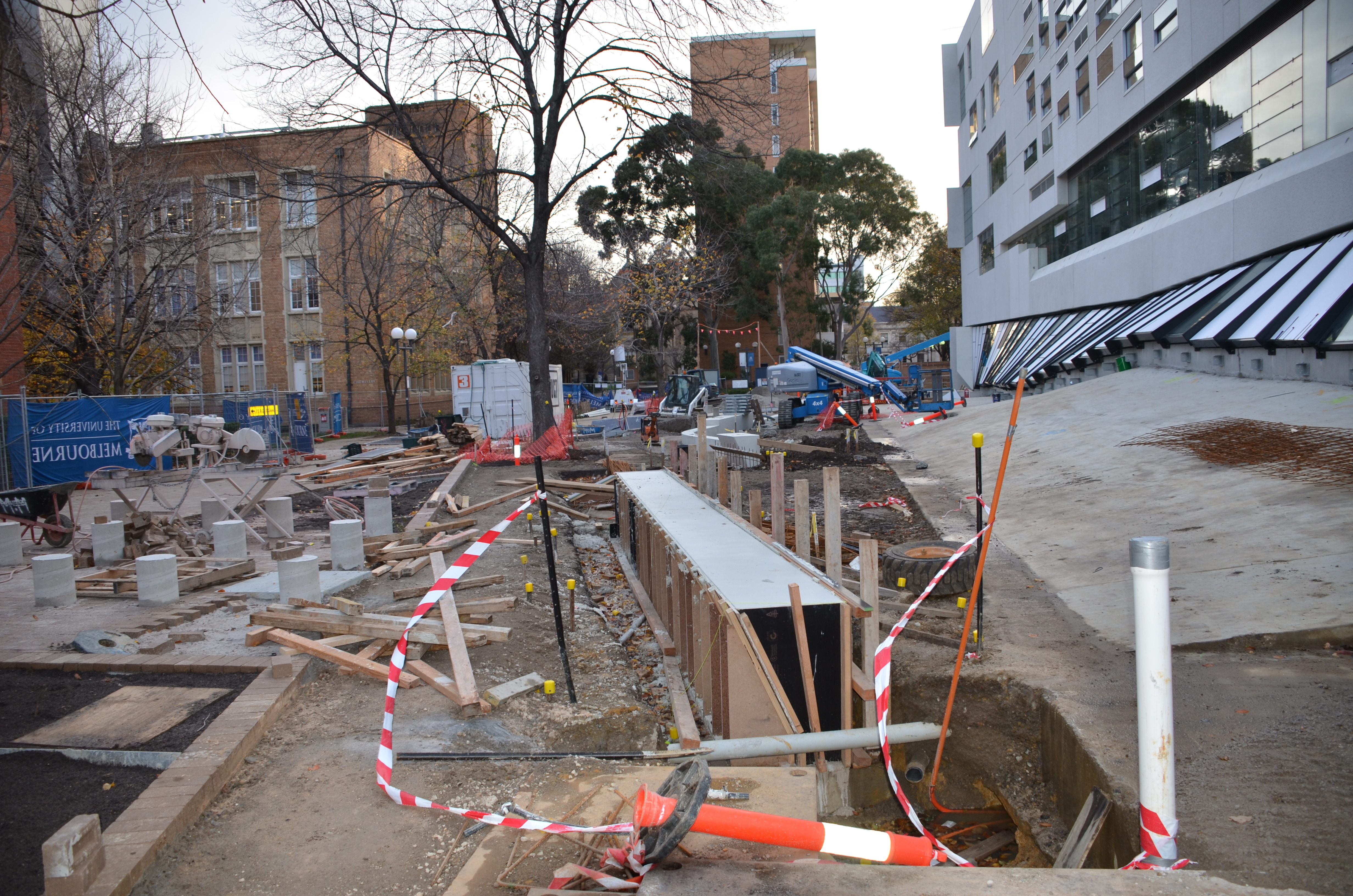https://archive.abp.unimelb.edu.au/objects/images/Construction/Images/External Works/Precast concrete seating and supports/DSC_8851.JPG