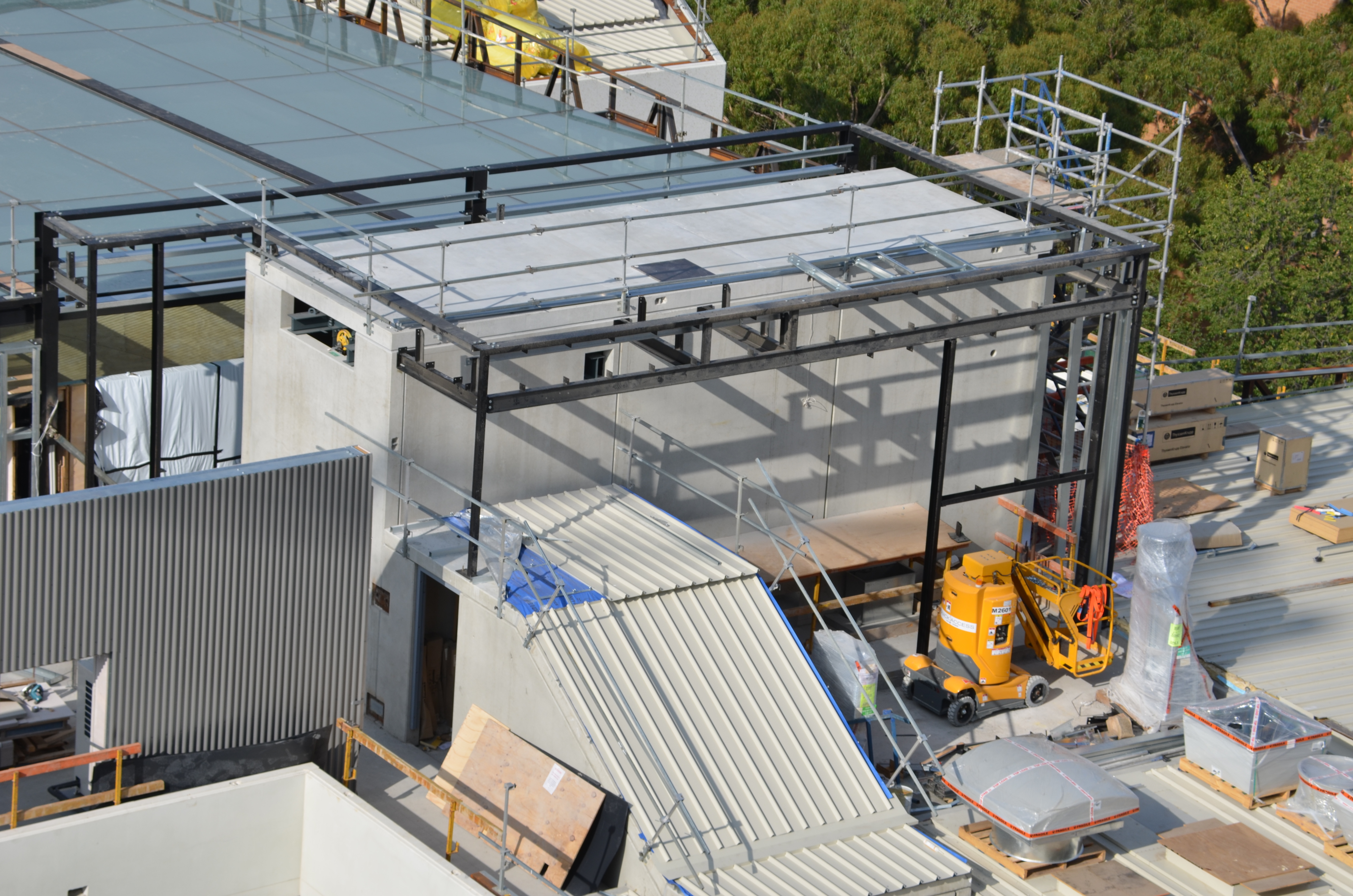 https://archive.abp.unimelb.edu.au/objects/images/Construction/Images/Structural steel/Plantroom roof & claddings/DSC_5838.JPG