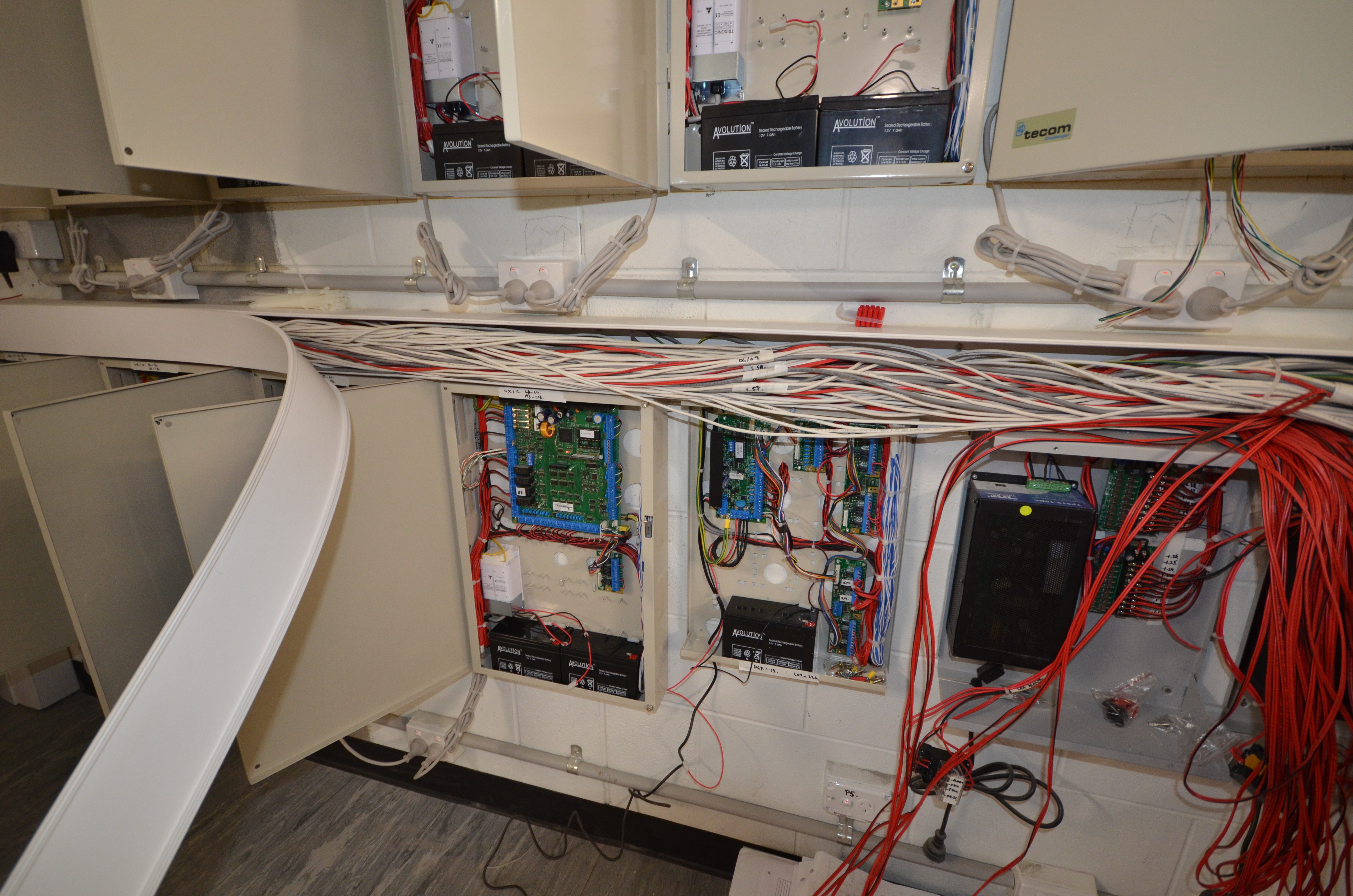 https://archive.abp.unimelb.edu.au/objects/images/Construction/Images/Services/Mechanical/Large plant room basement/DSC_8292.JPG