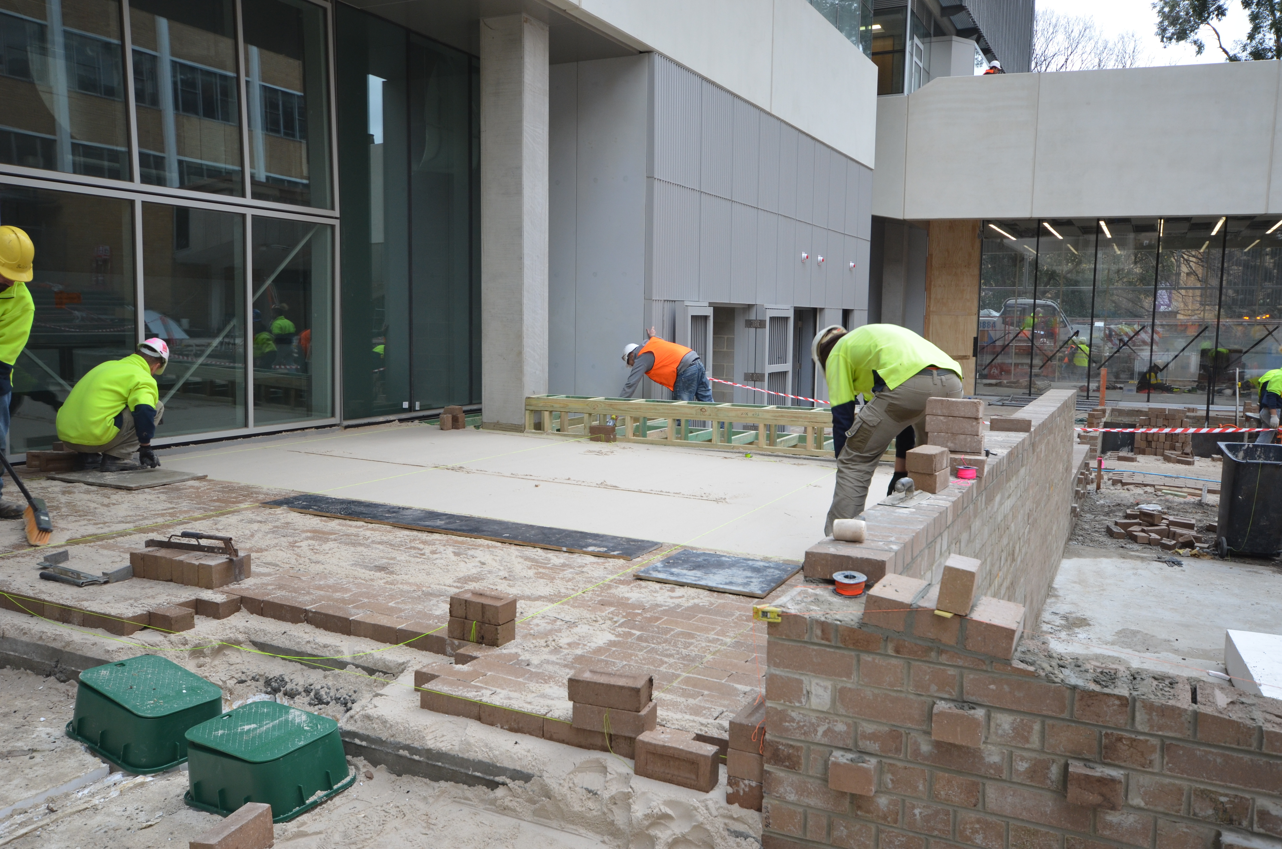 https://archive.abp.unimelb.edu.au/objects/images/Construction/Images/External Works/Brick paving & brick walls/DSC_9168.JPG