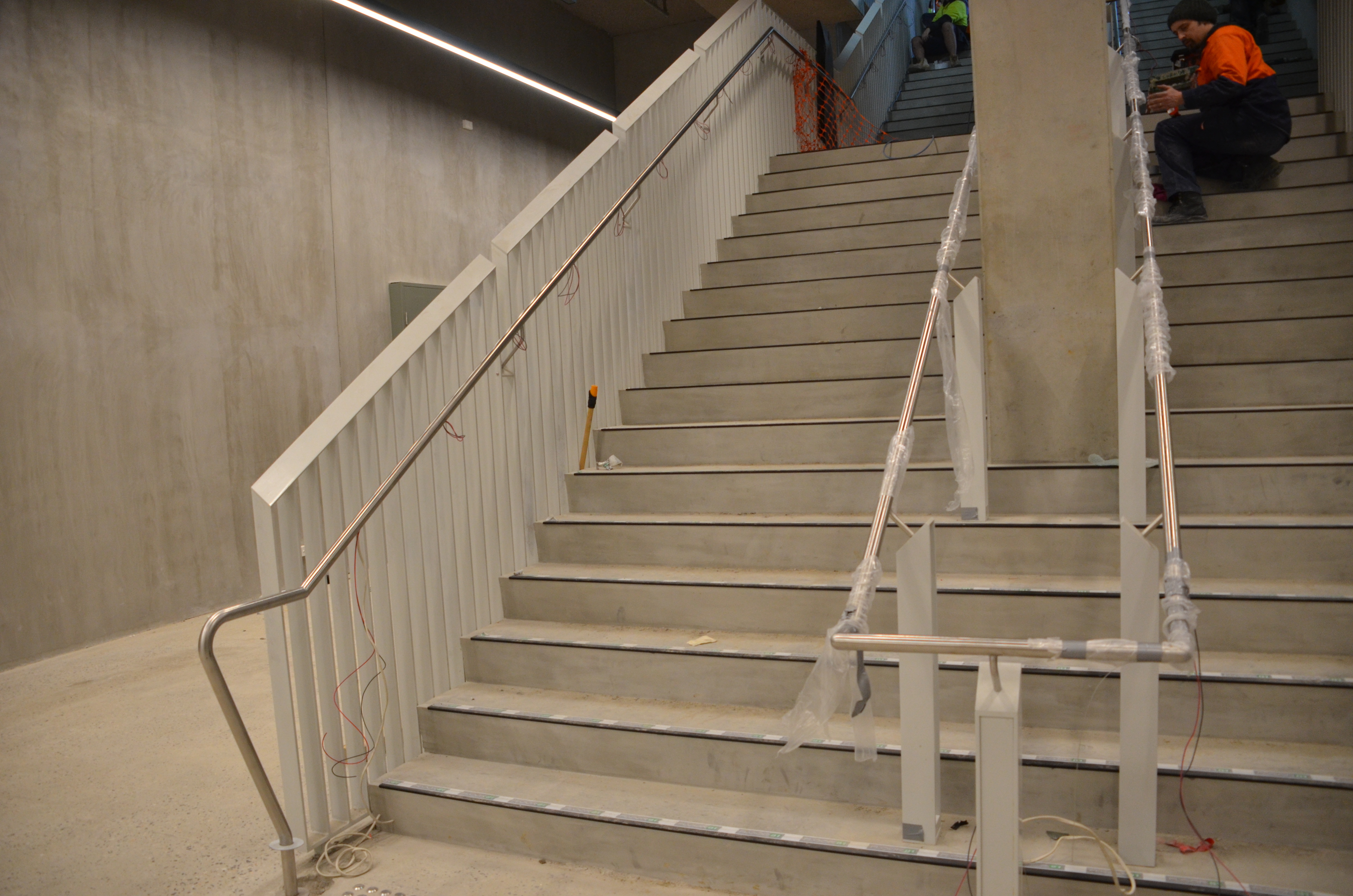 https://archive.abp.unimelb.edu.au/objects/images/Construction/Images/Stairs, walkways and balustrades/Steel handrail ground to large lecture theatre/DSC_9516.JPG