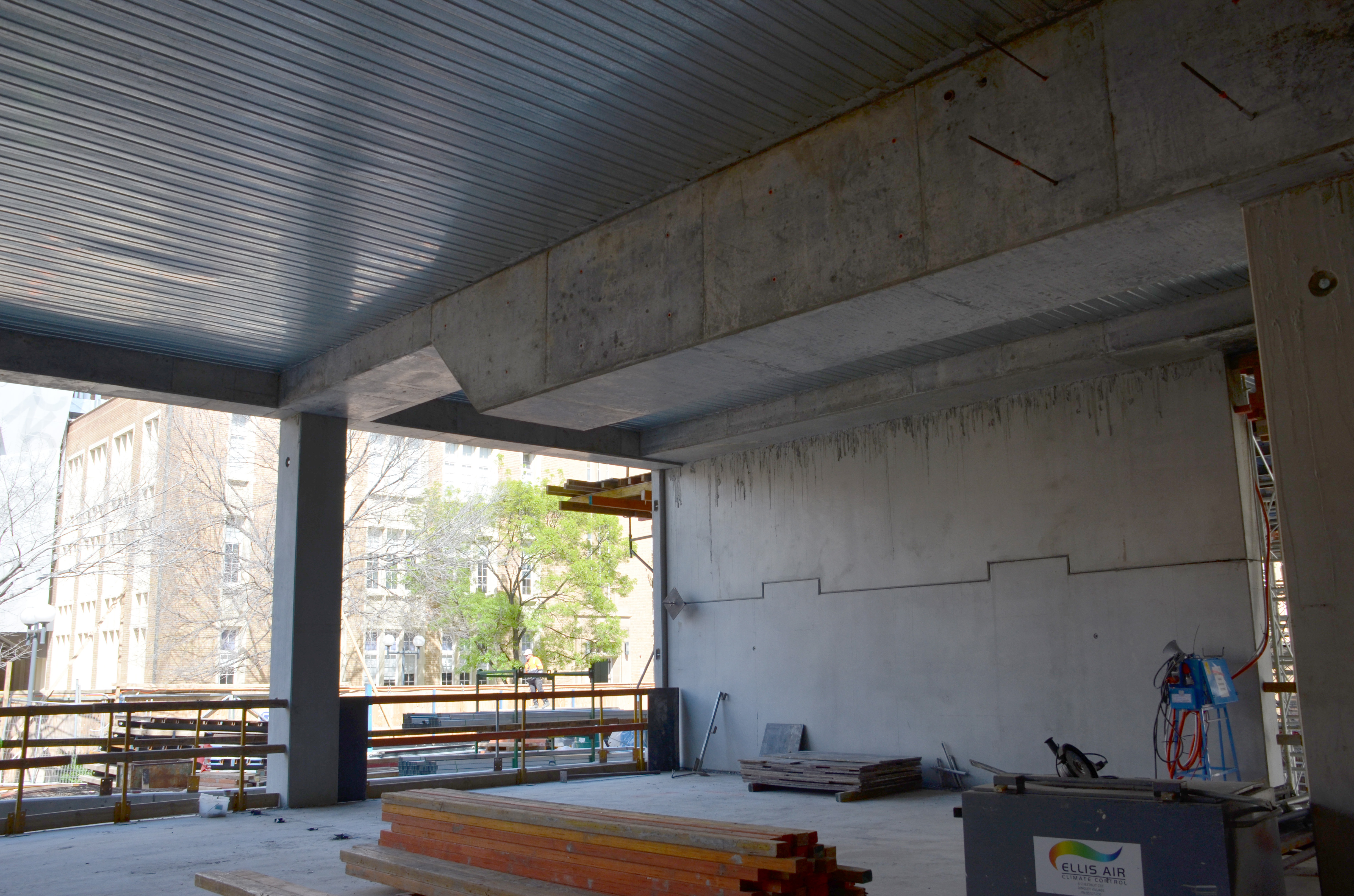 https://archive.abp.unimelb.edu.au/objects/images/Construction/Images/Concrete suspended slabs and beams/Formwork stripping/DSC_2480.JPG