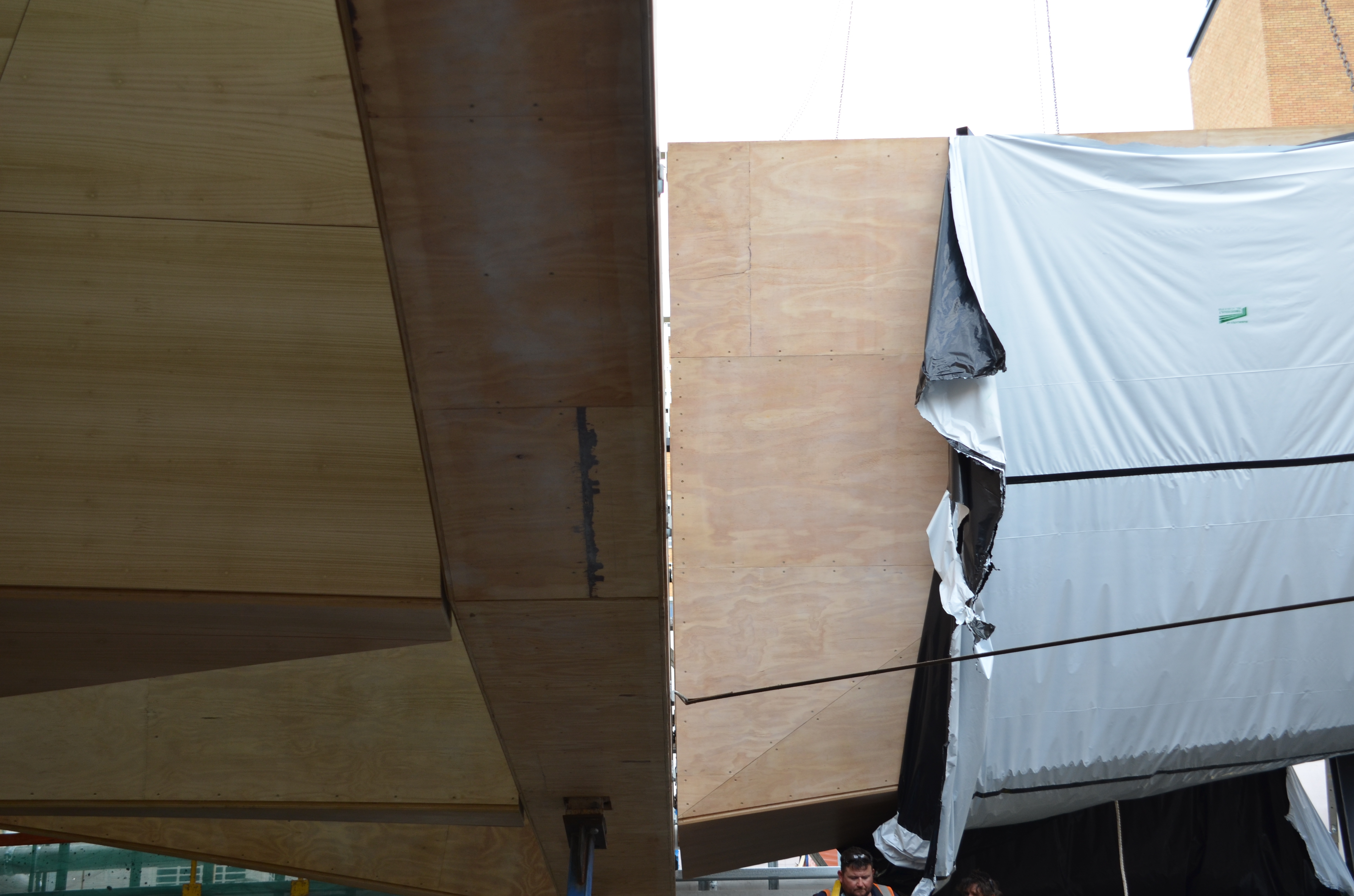 https://archive.abp.unimelb.edu.au/objects/images/Construction/Images/LVL roof beams & coffers/Installation/DSC_5646.JPG