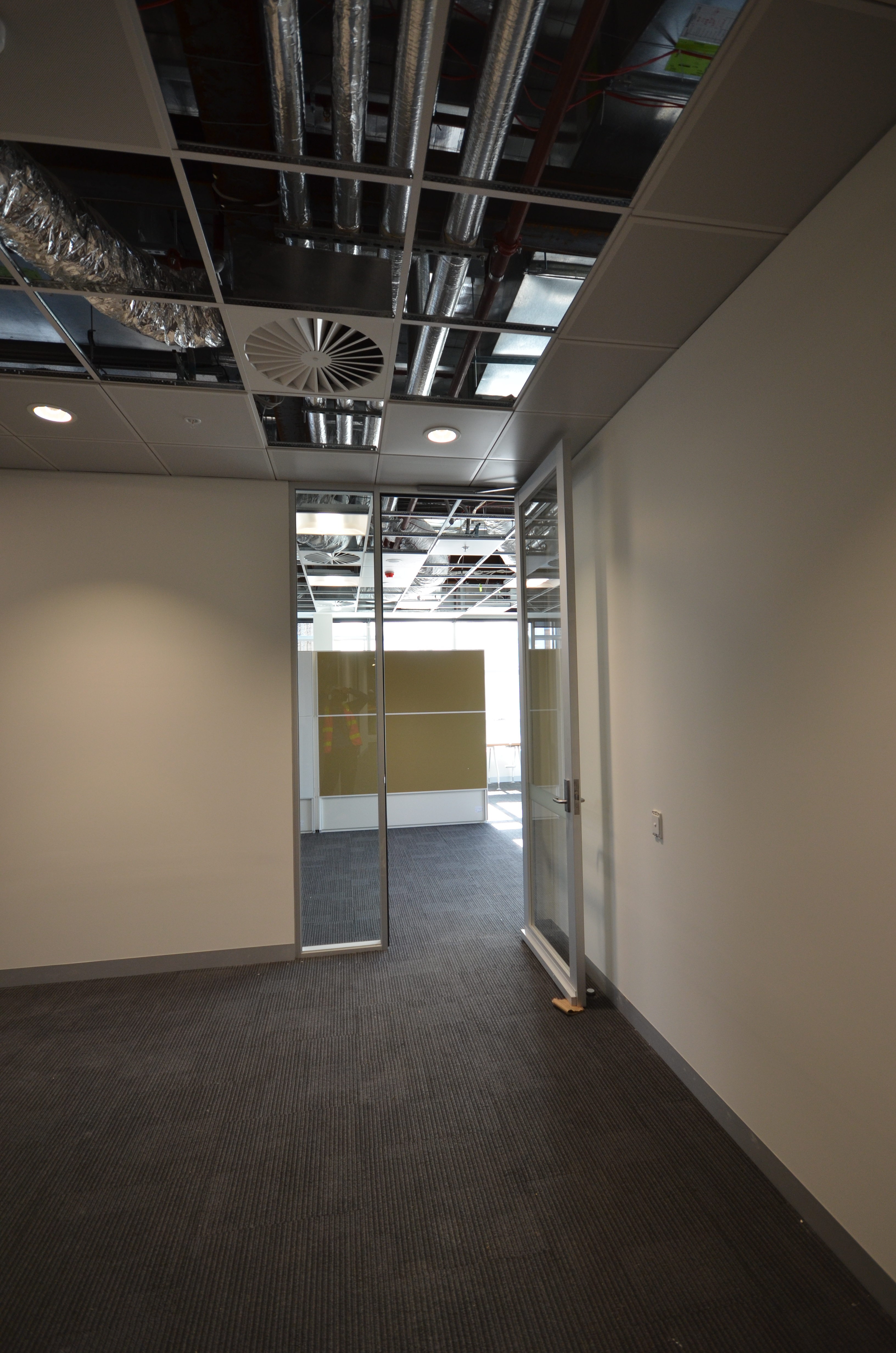 https://archive.abp.unimelb.edu.au/objects/images/Construction/Images/Doors and door frames/Glazed aluminium doors/DSC_9214.JPG