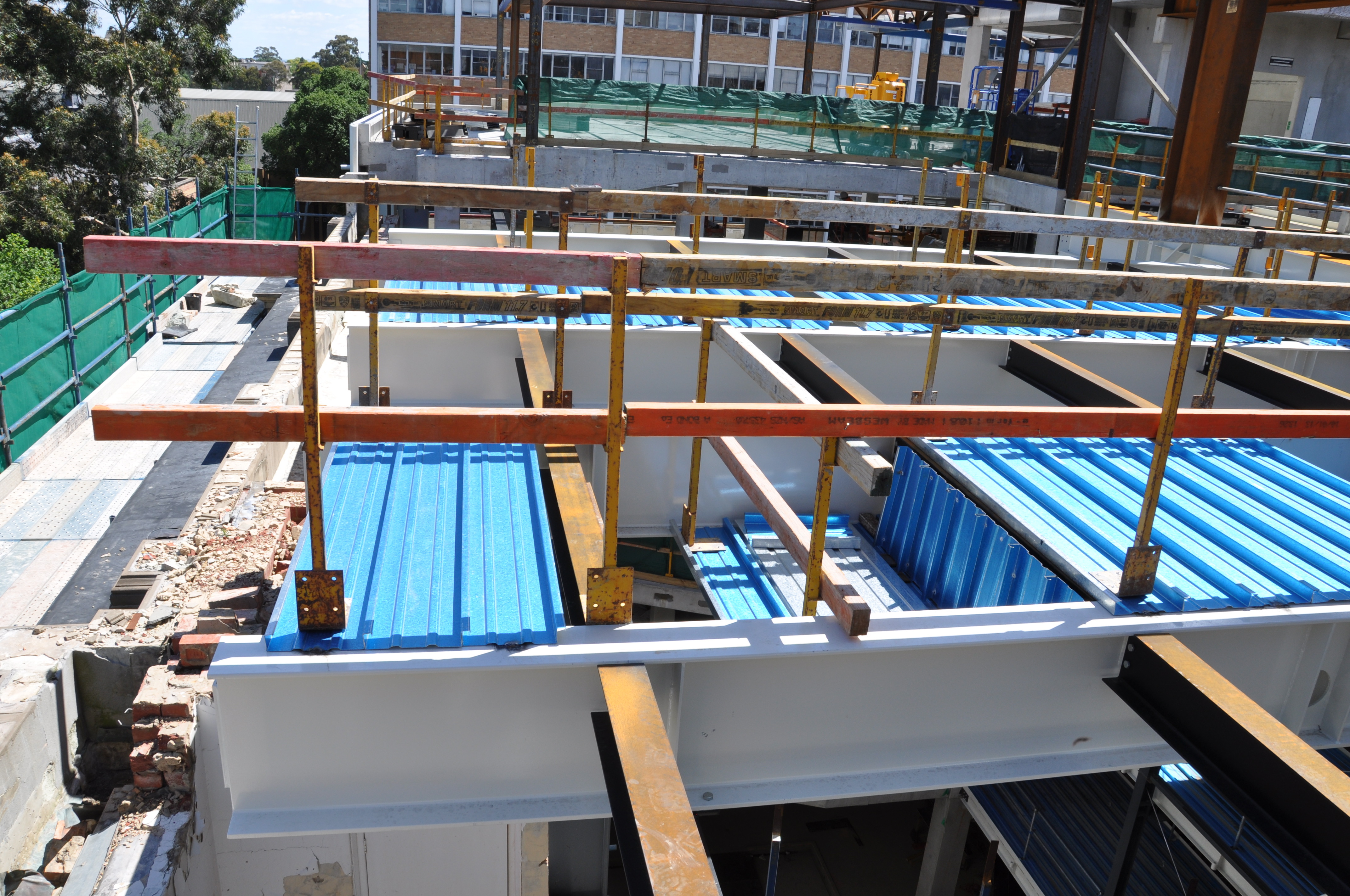 https://archive.abp.unimelb.edu.au/objects/images/Construction/Images/Structural steel/Roof terrace/DSC_4146.JPG