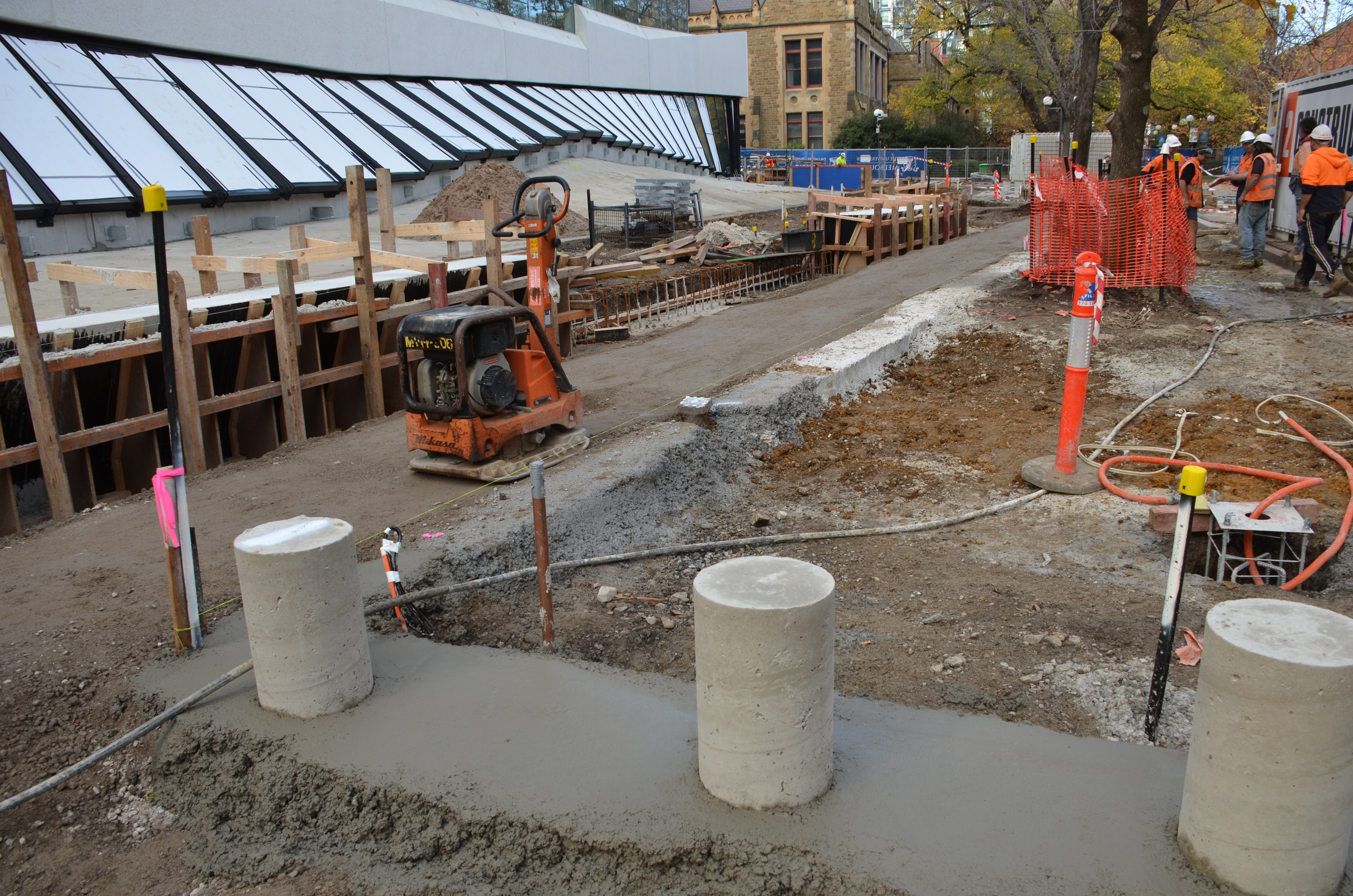 https://archive.abp.unimelb.edu.au/objects/images/Construction/Images/External Works/Timber seating and supports south side/DSC_8626.JPG