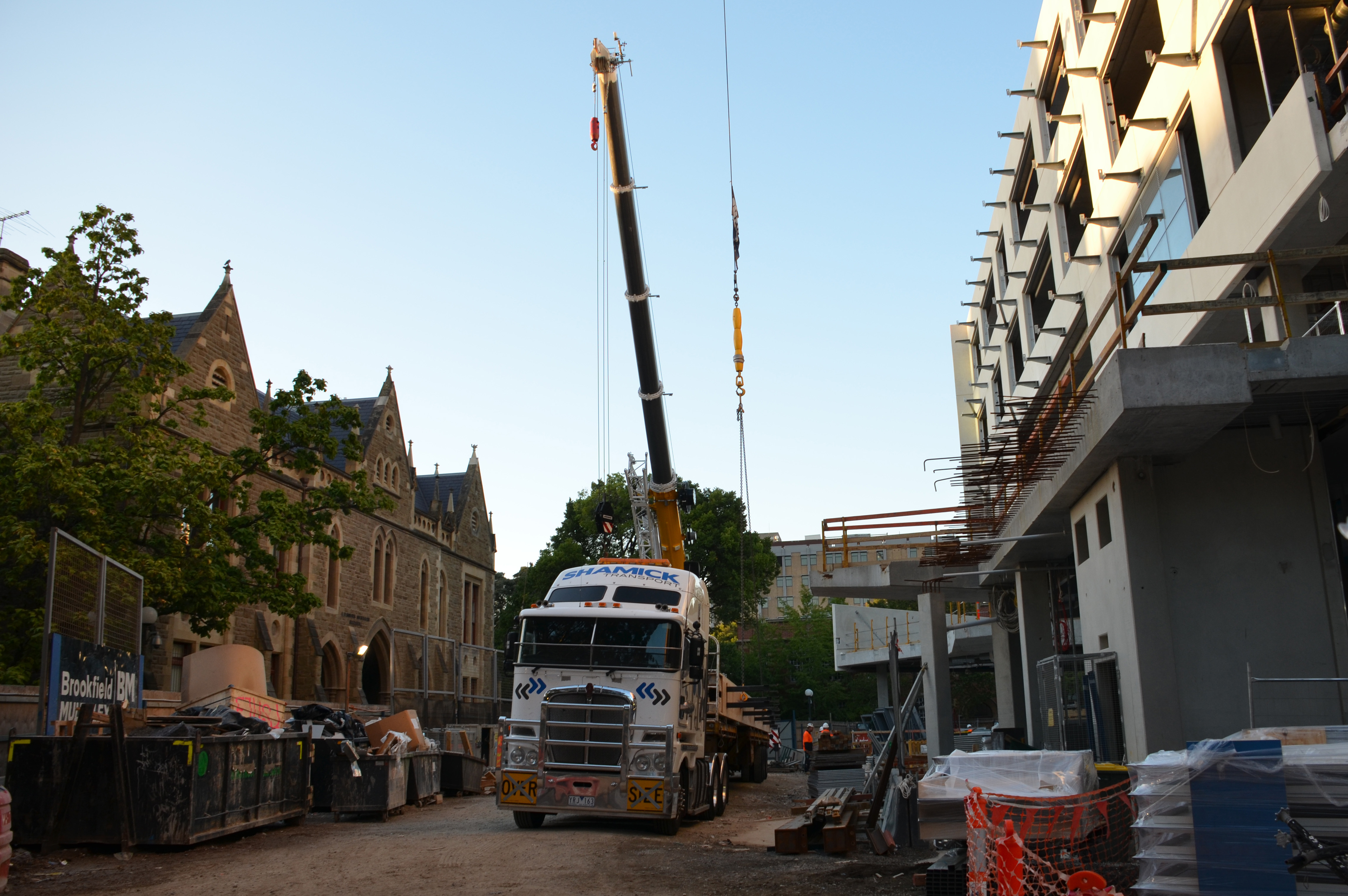 https://archive.abp.unimelb.edu.au/objects/images/Construction/Images/LVL roof beams & coffers/Installation/DSC_5314.JPG
