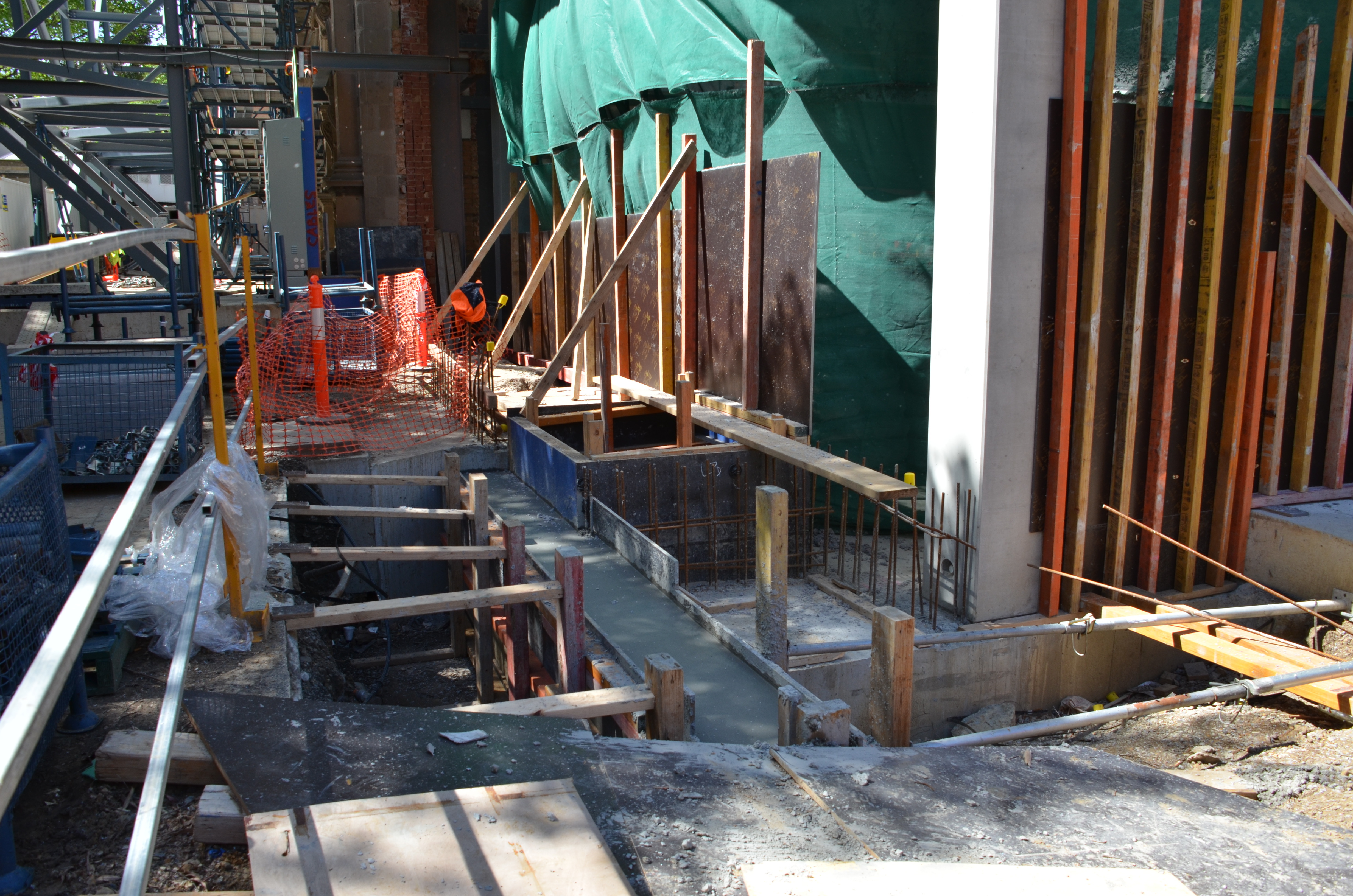 https://archive.abp.unimelb.edu.au/objects/images/Construction/Images/Concrete suspended slabs and beams/Ground level & formwork/DSC_3100.JPG