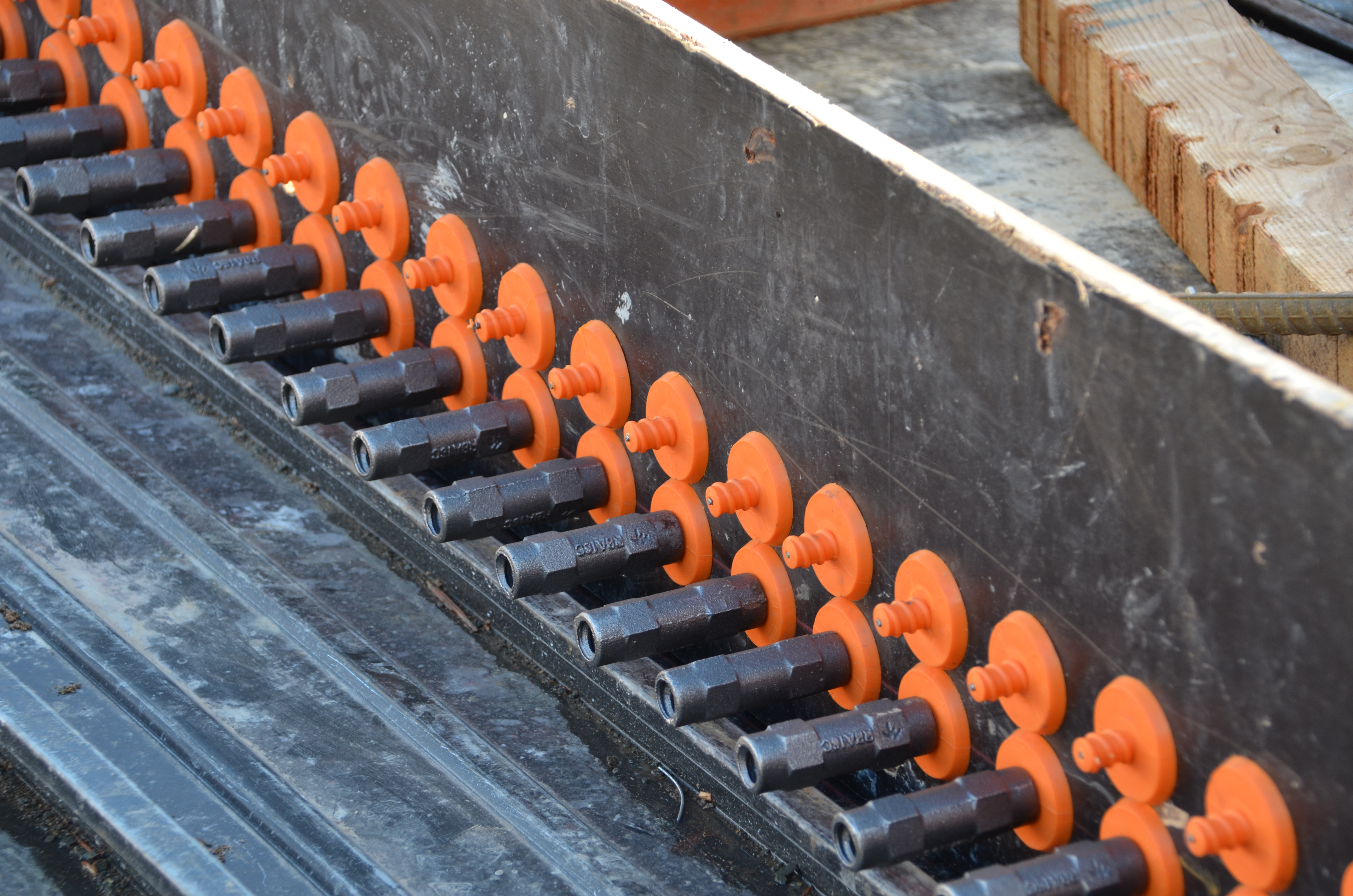 https://archive.abp.unimelb.edu.au/objects/images/Construction/Images/Concrete suspended slabs and beams/Ground level & formwork/DSC_1173.JPG