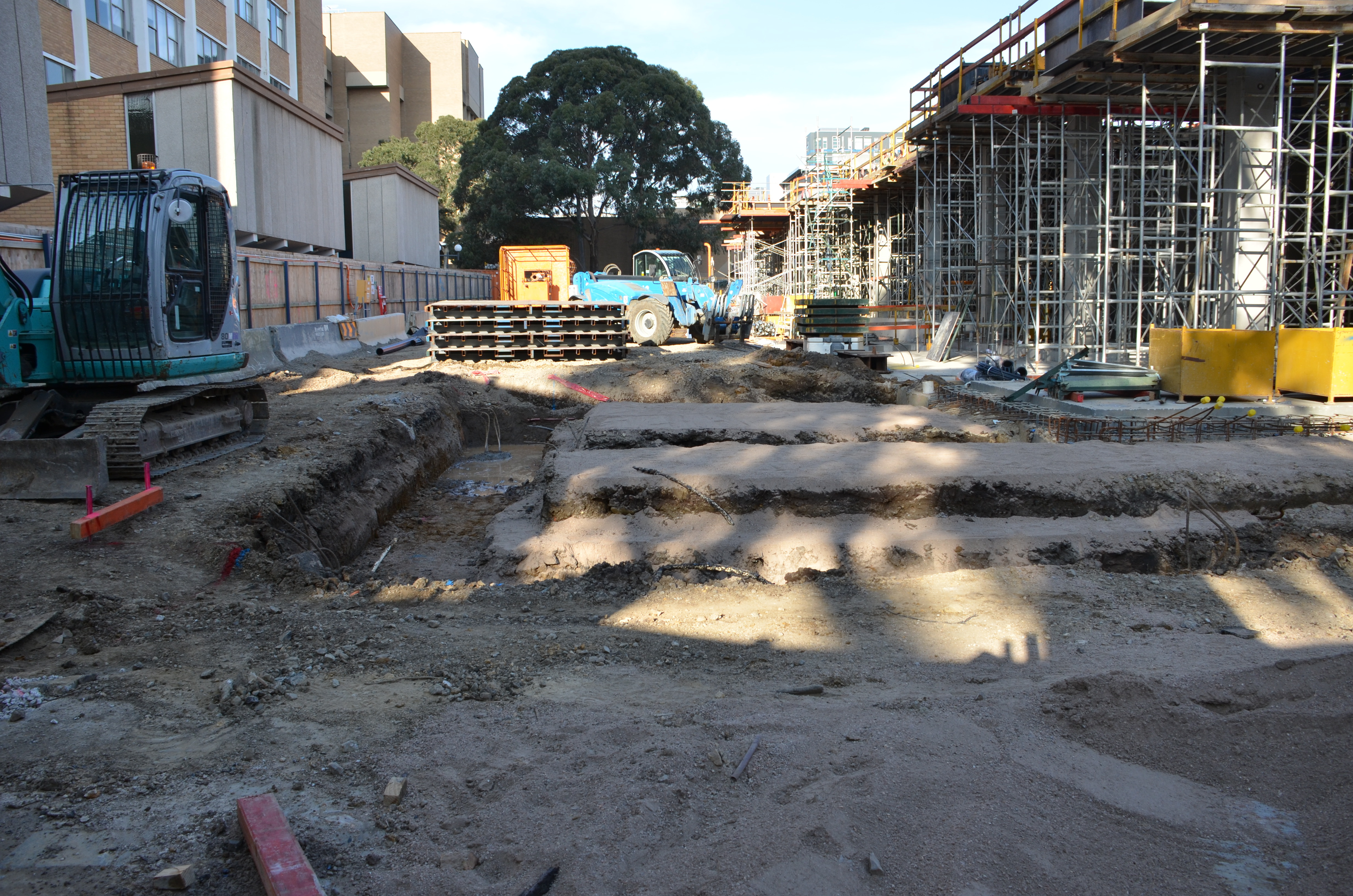 https://archive.abp.unimelb.edu.au/objects/images/Construction/Images/Concrete suspended slabs and beams/Ground level & formwork/DSC_1703.JPG
