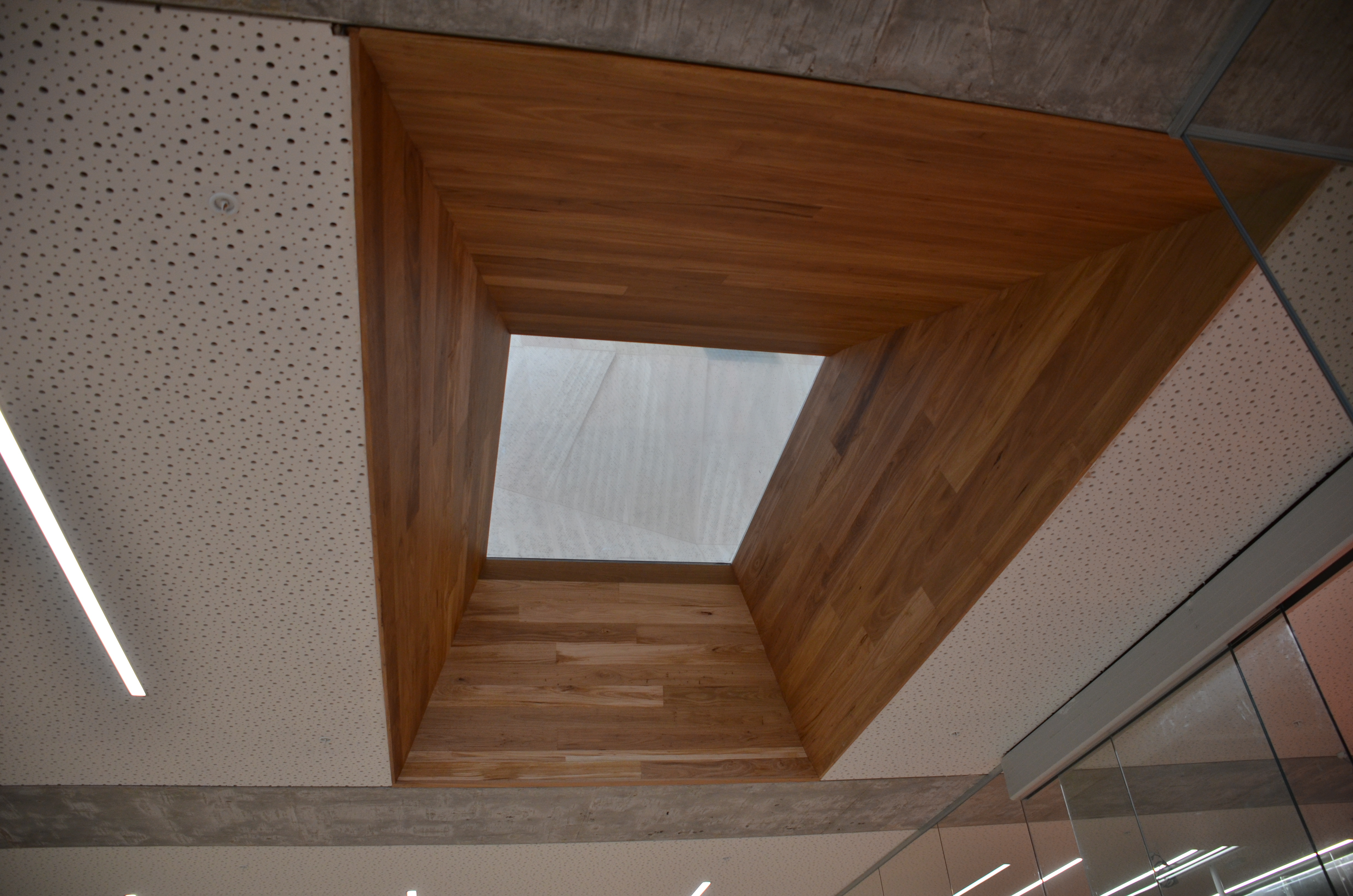 https://archive.abp.unimelb.edu.au/objects/images/Construction/Images/Floors and finishes/Atrium glass floor/DSC_9626.JPG