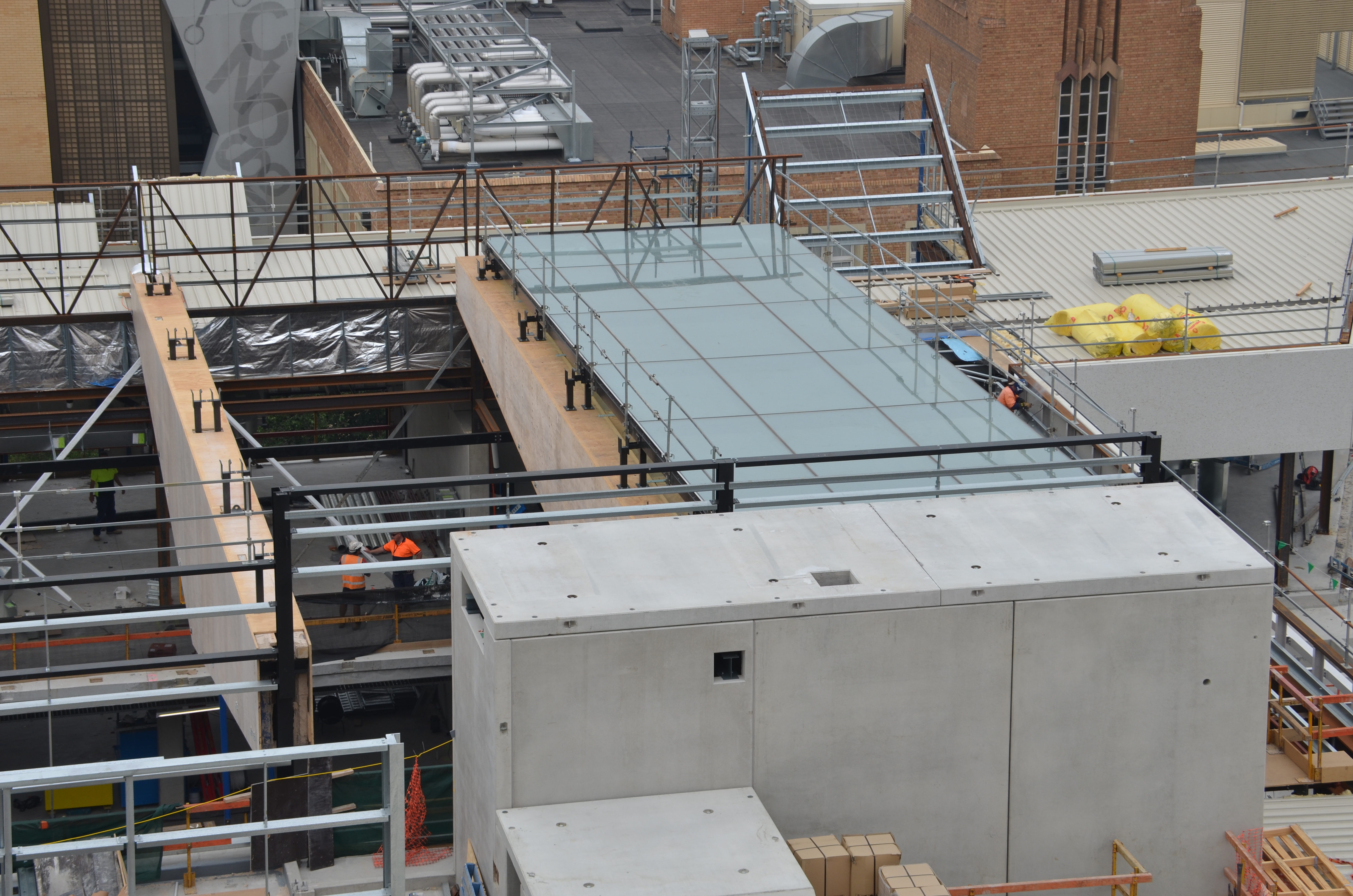 https://archive.abp.unimelb.edu.au/objects/images/Construction/Images/Roof/Glazed atrium roof/Delivery & Installation/DSC_5259.JPG