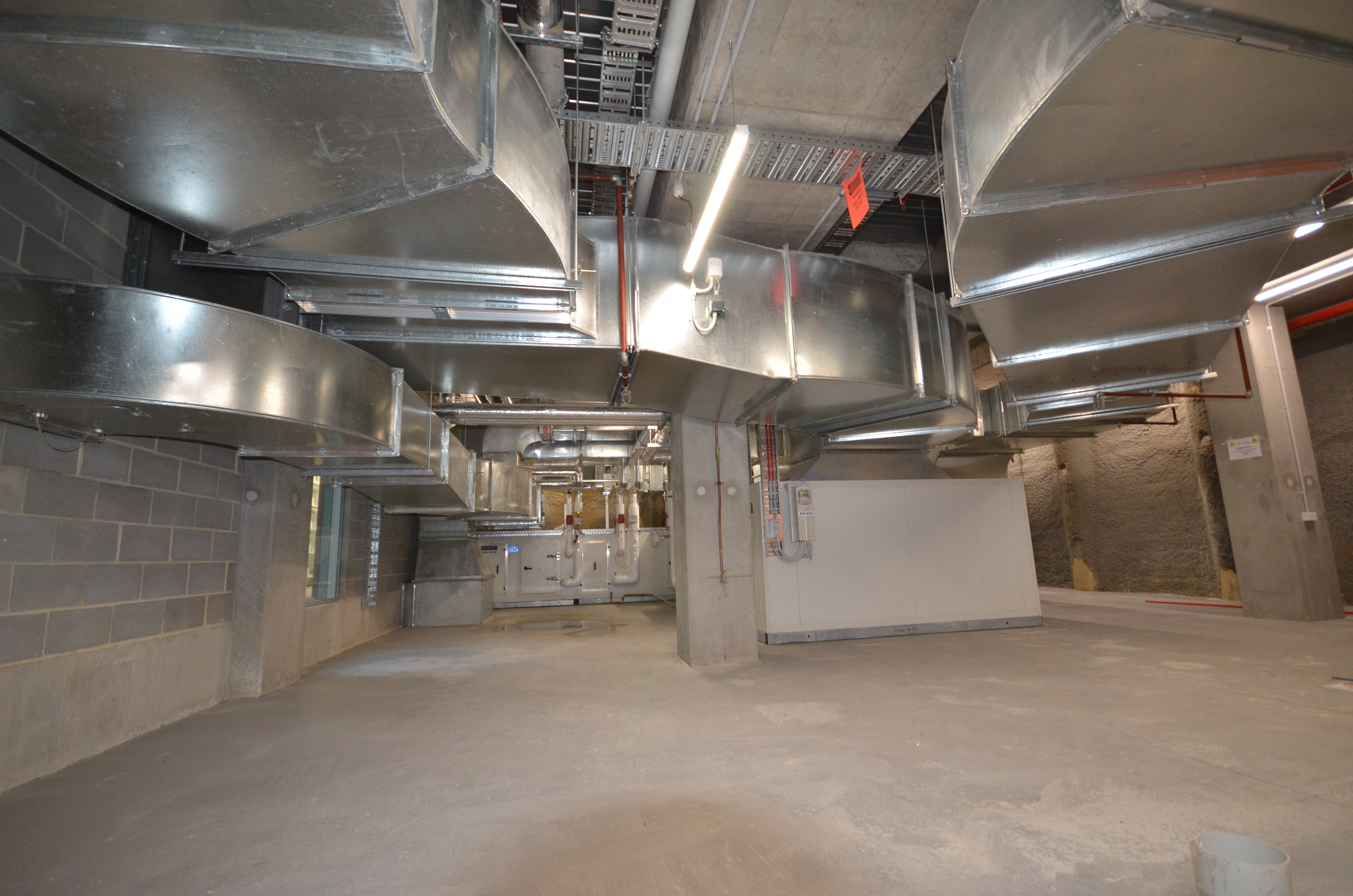 https://archive.abp.unimelb.edu.au/objects/images/Construction/Images/Services/Mechanical/Small plantroom basement/DSD_0081.JPG