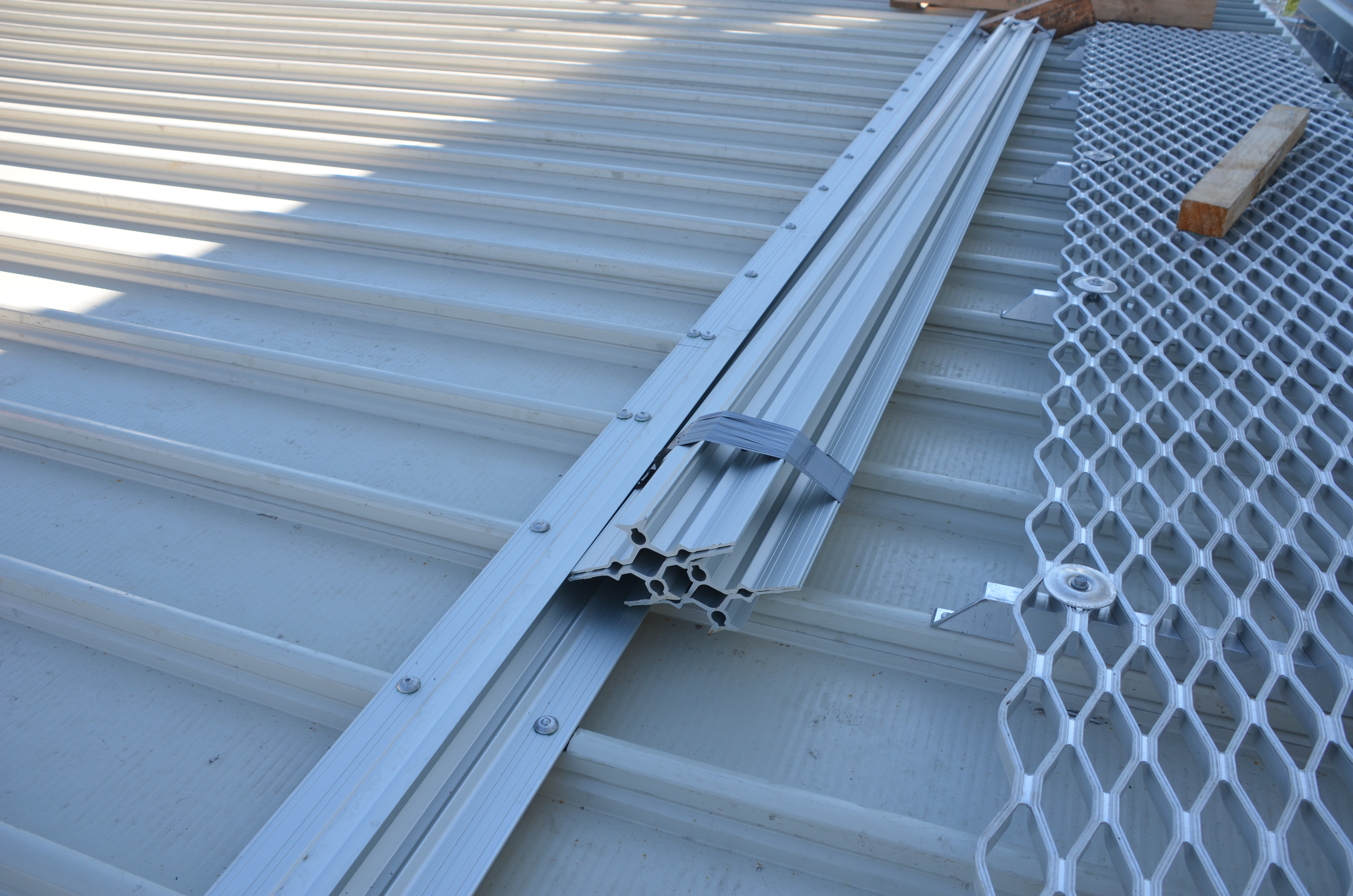 https://archive.abp.unimelb.edu.au/objects/images/Construction/Images/Roof/Fall arrest mechanisms/DSC_6594.JPG