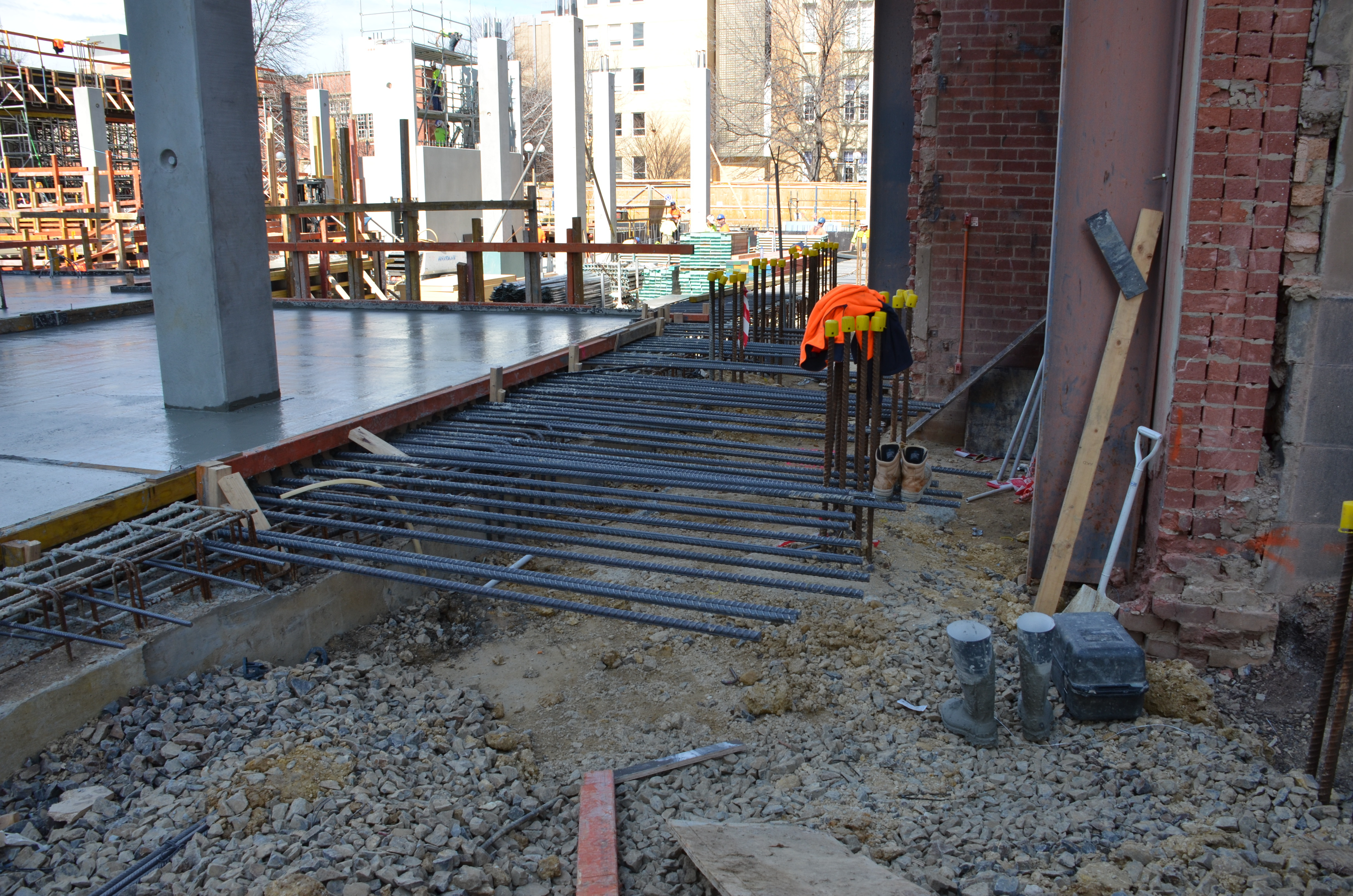 https://archive.abp.unimelb.edu.au/objects/images/Construction/Images/Concrete suspended slabs and beams/Ground level & formwork/DSC_1487.JPG