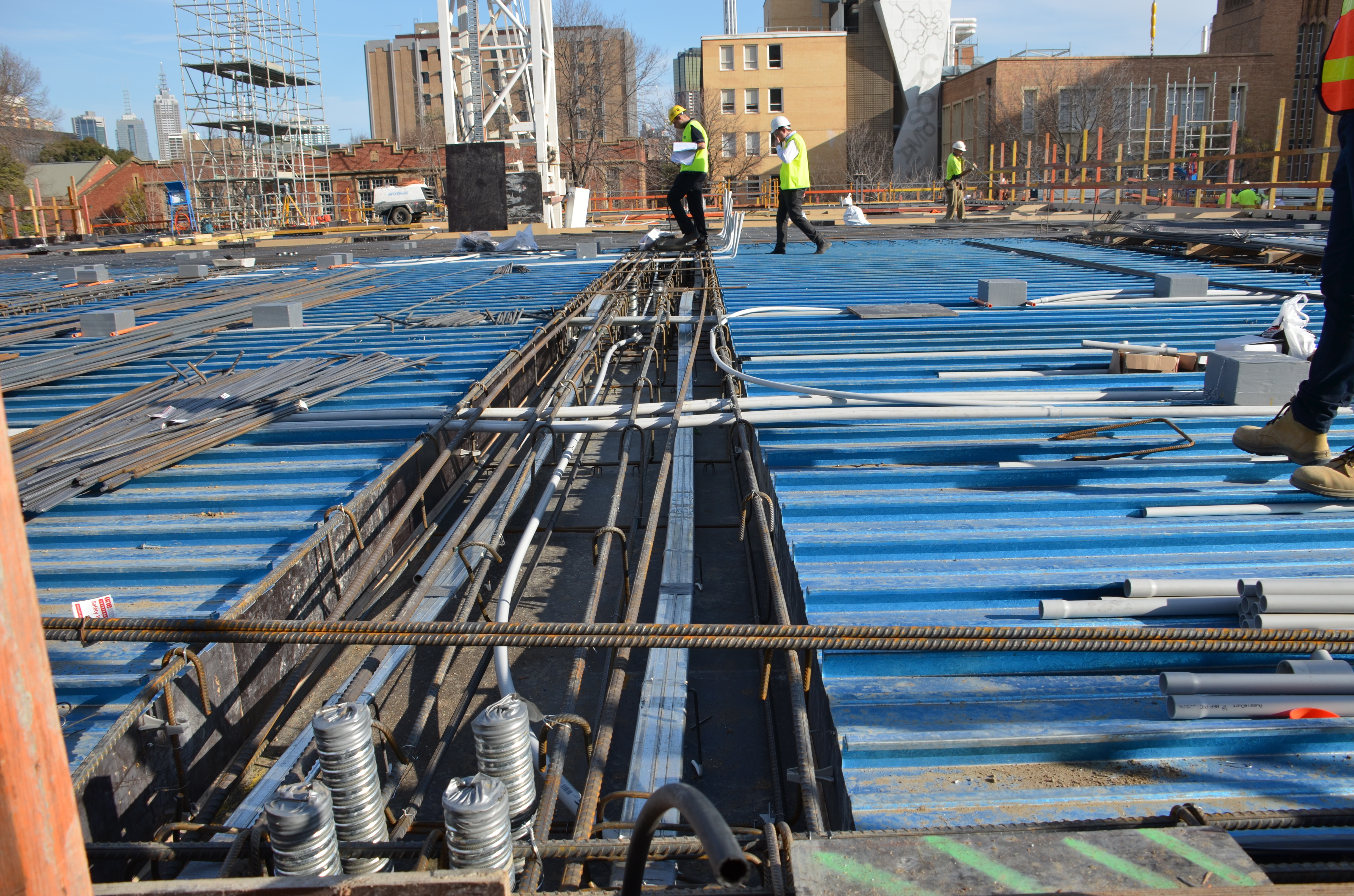 https://archive.abp.unimelb.edu.au/objects/images/Construction/Images/Concrete suspended slabs and beams/Post-tensioned beams & slabs/DSC_1677.JPG