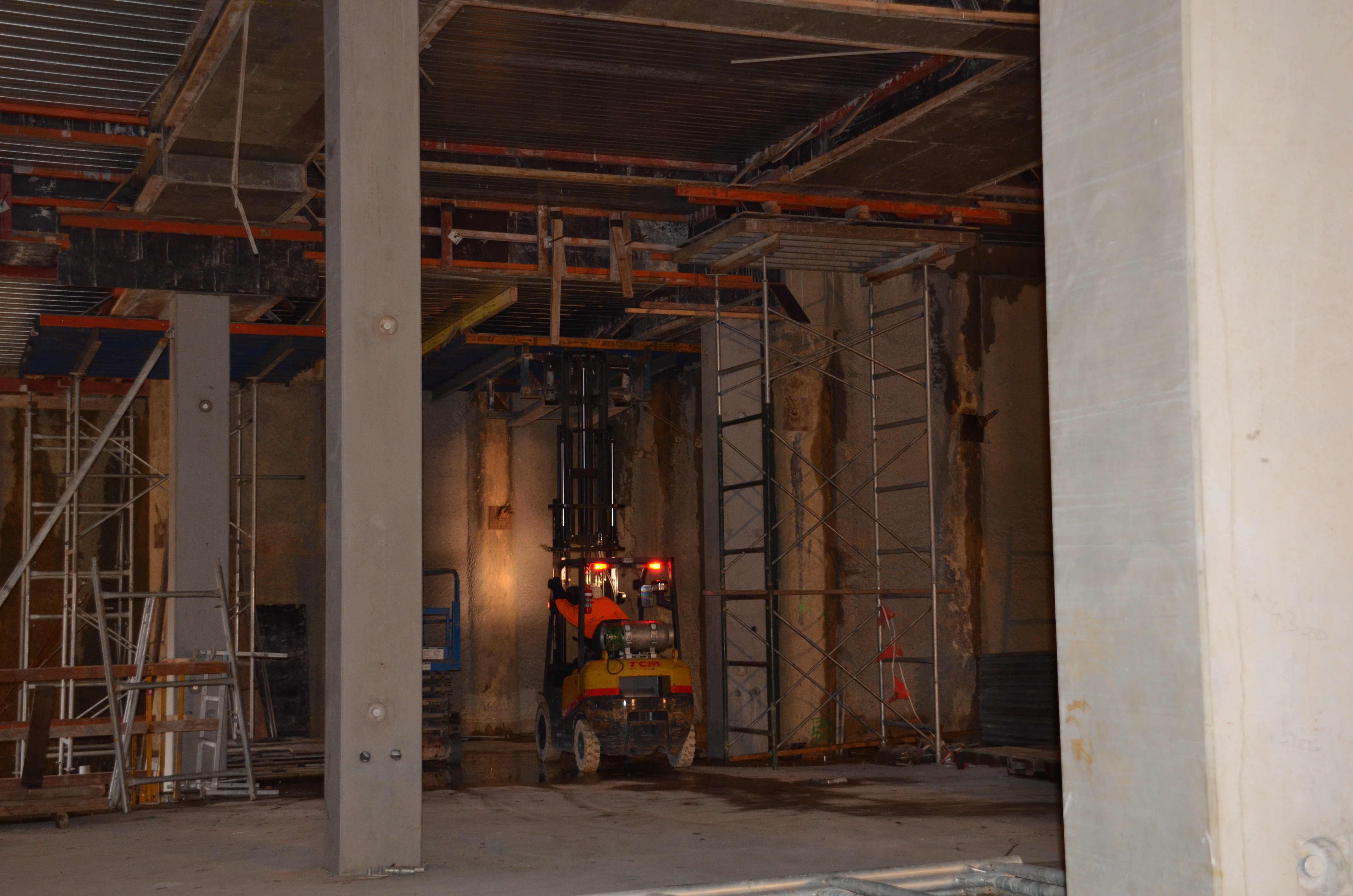 https://archive.abp.unimelb.edu.au/objects/images/Construction/Images/Concrete suspended slabs and beams/Formwork stripping/DSC_2244.JPG