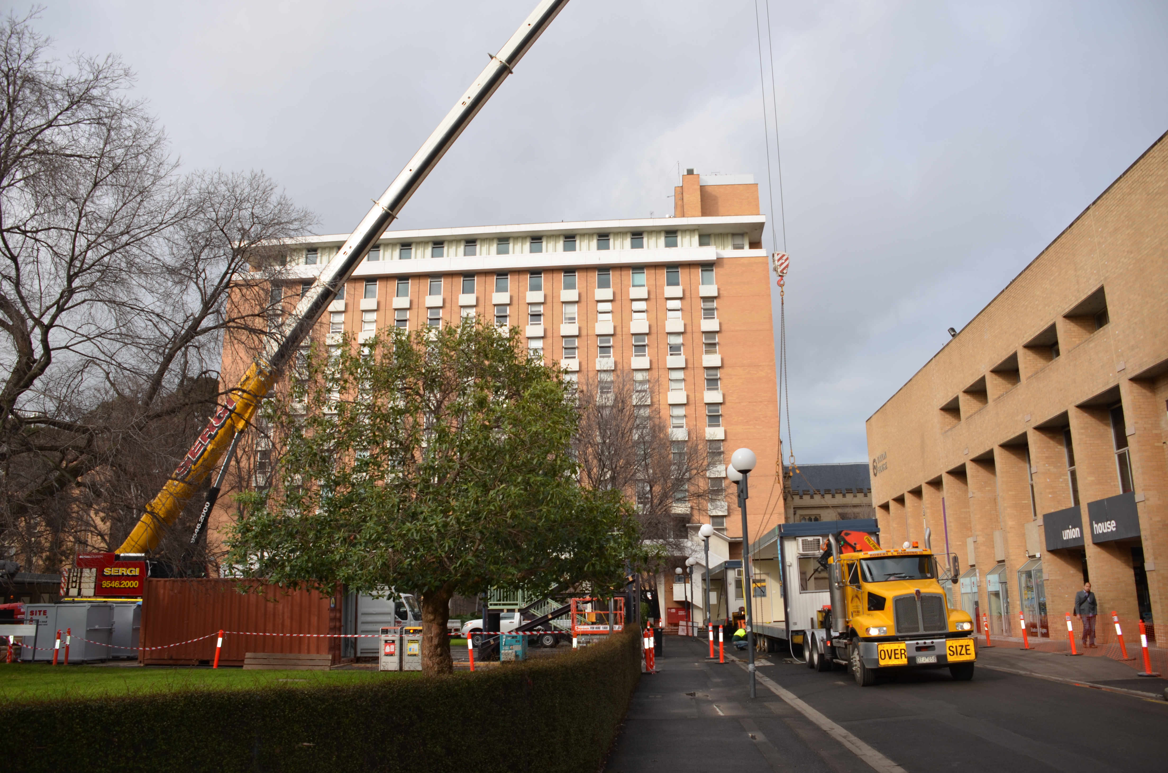 https://archive.abp.unimelb.edu.au/objects/images/Construction/Images/Site facilities/Additional site sheds & fences/Shed removal/DSC_9849.JPG