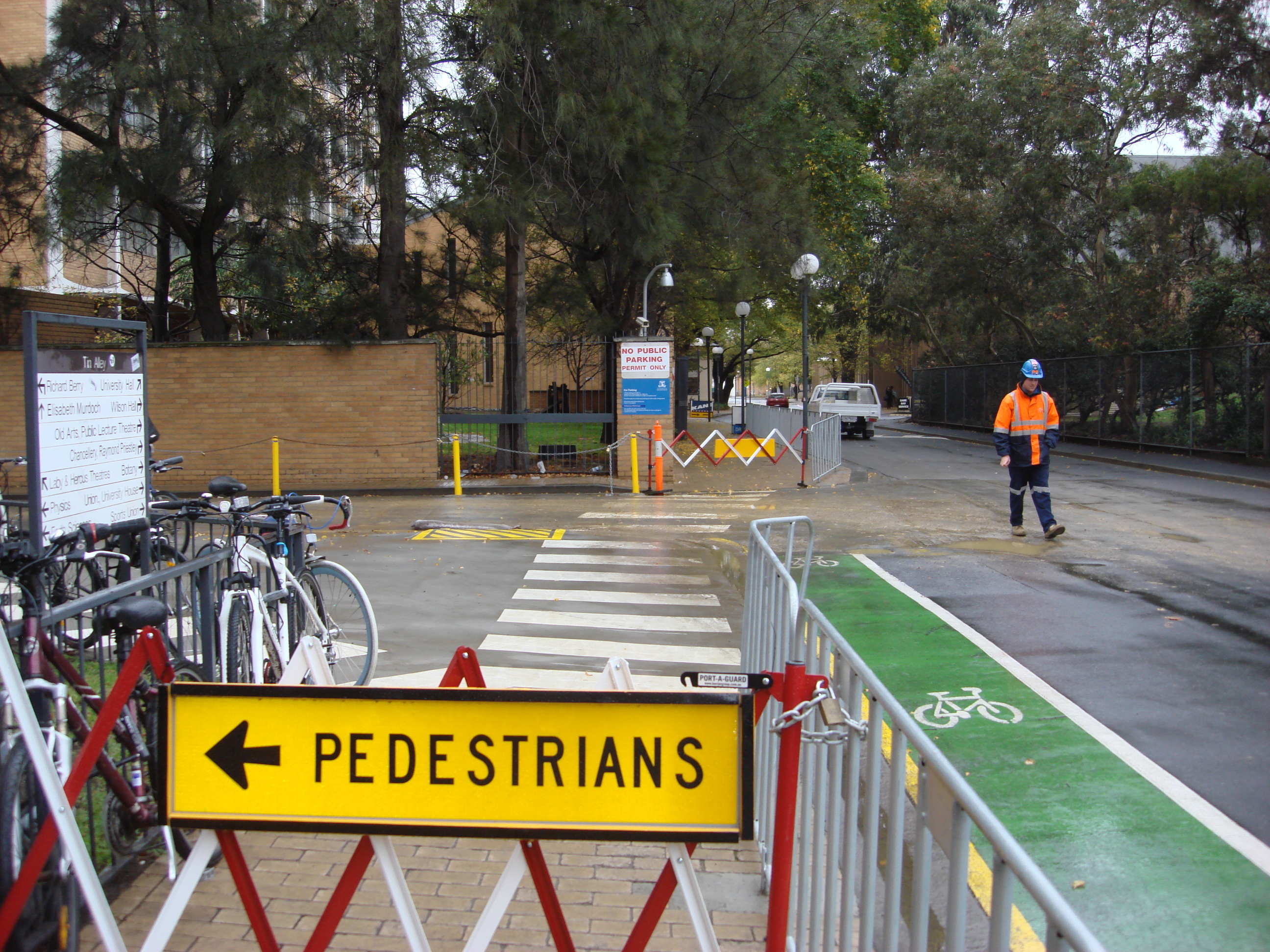 https://archive.abp.unimelb.edu.au/objects/images/Construction/Images/Site facilities/Traffic management & cleanup/DSC_0009G.JPG https://archive.abp.unimelb.edu.au/objects/images/Construction/Images/Site facilities/Traffic management & cleanup/DSC_0009G.JPG
