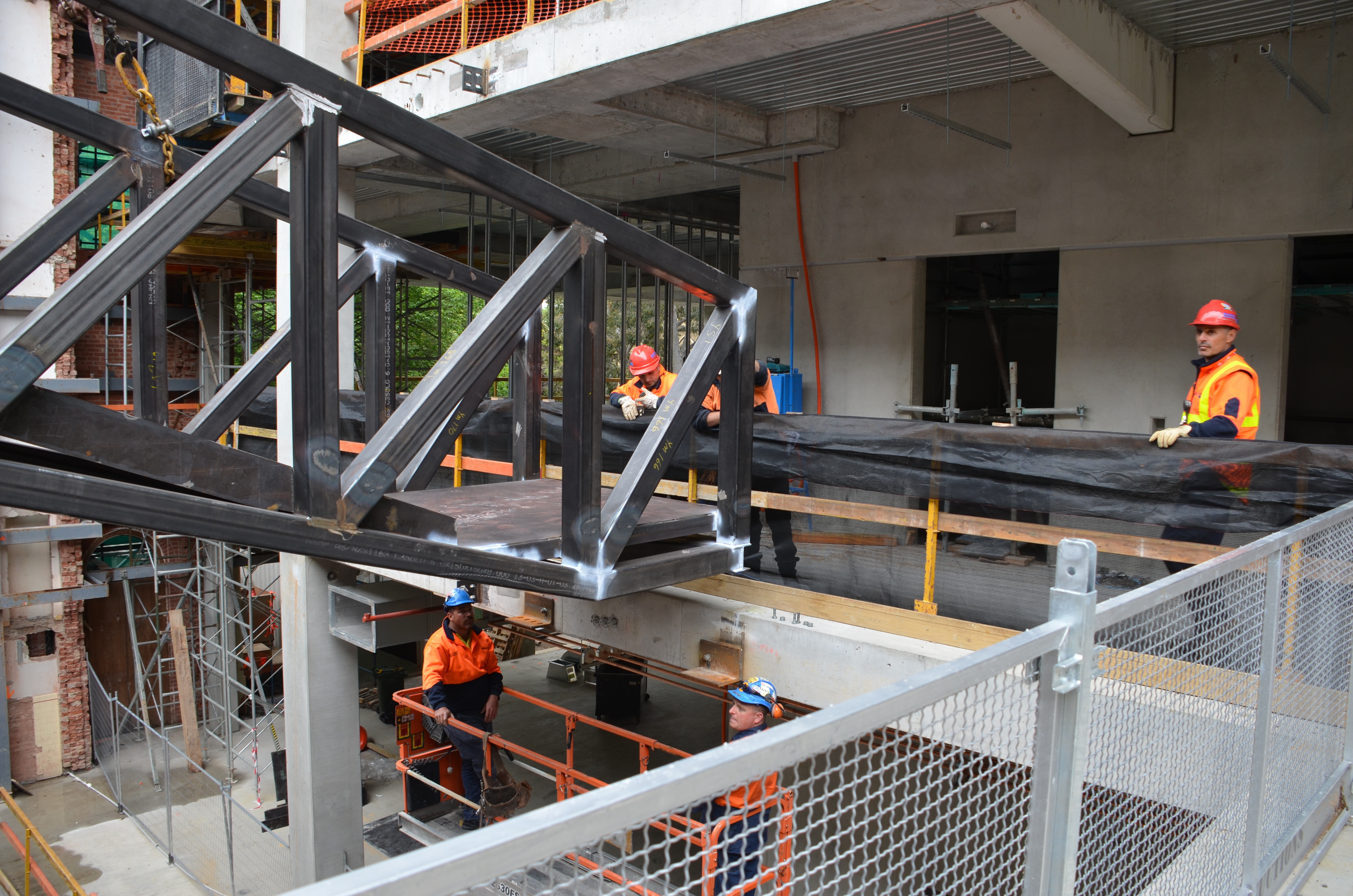 https://archive.abp.unimelb.edu.au/objects/images/Construction/Images/Stairs, walkways and balustrades/Y Stairs structural steel/Installation/DSC_3463.JPG