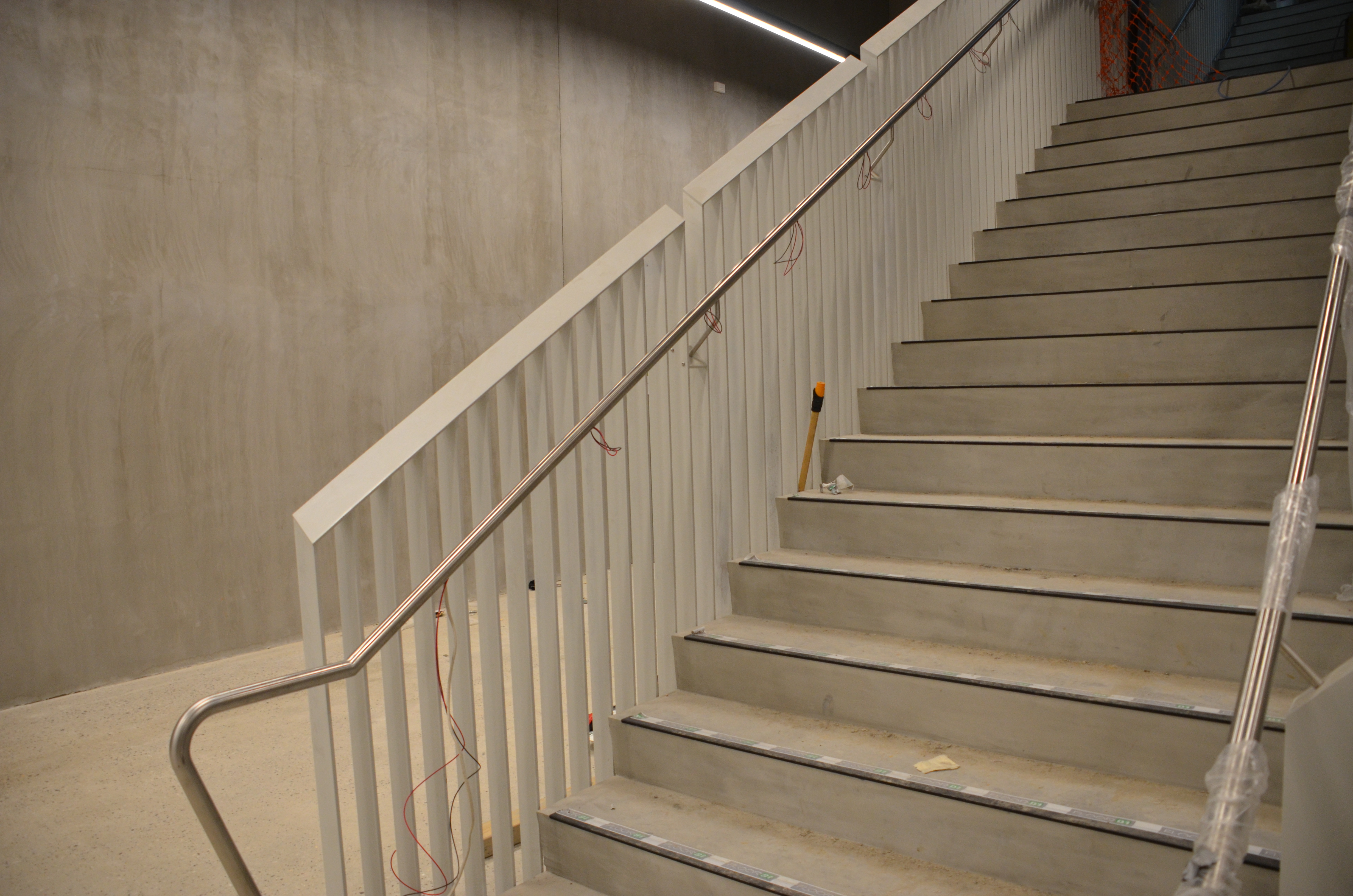 https://archive.abp.unimelb.edu.au/objects/images/Construction/Images/Stairs, walkways and balustrades/Steel handrail ground to large lecture theatre/DSC_9517.JPG