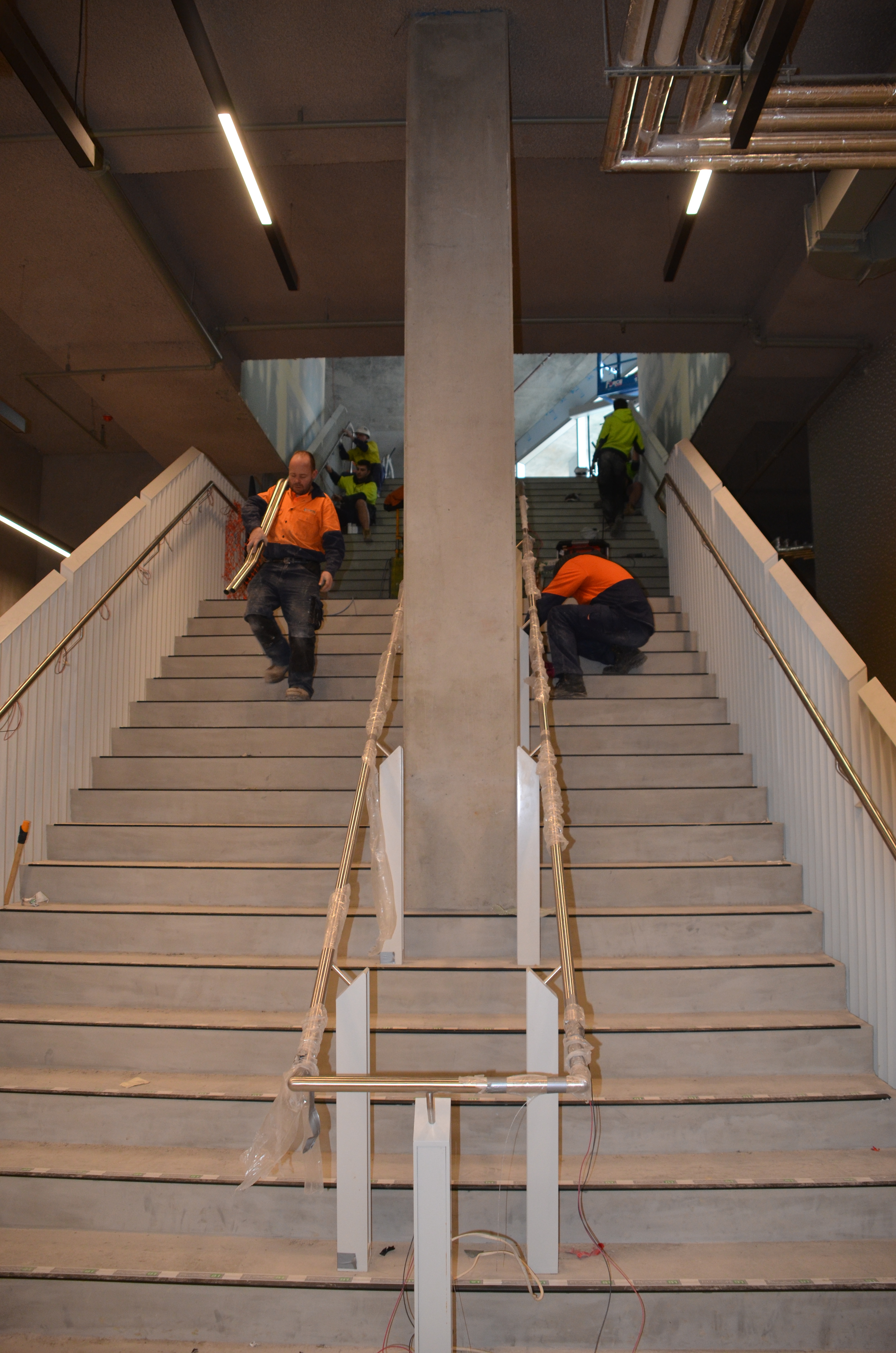 https://archive.abp.unimelb.edu.au/objects/images/Construction/Images/Stairs, walkways and balustrades/Steel handrail ground to large lecture theatre/DSC_9519.JPG