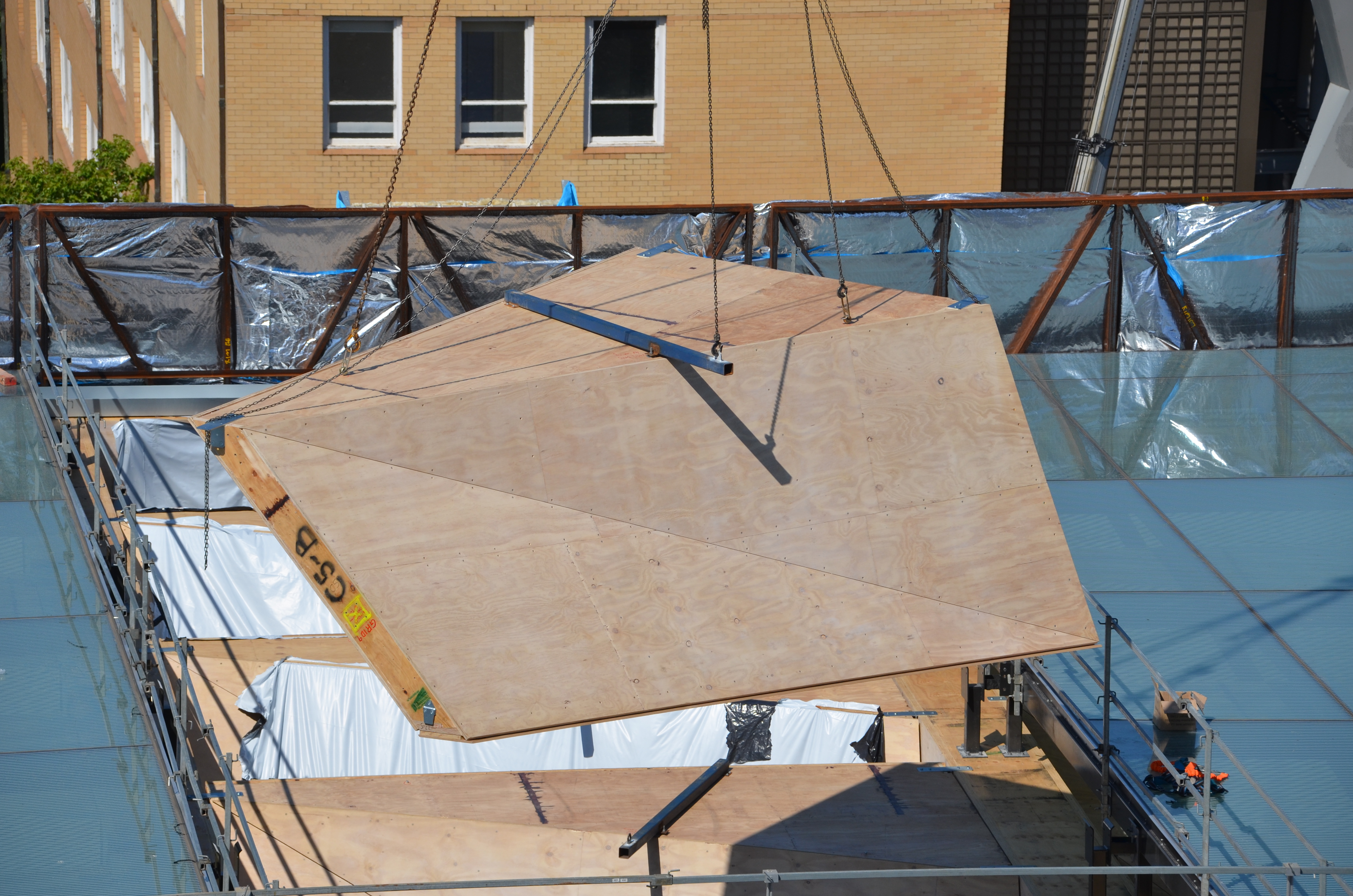 https://archive.abp.unimelb.edu.au/objects/images/Construction/Images/LVL roof beams & coffers/Installation/DSC_5851.JPG