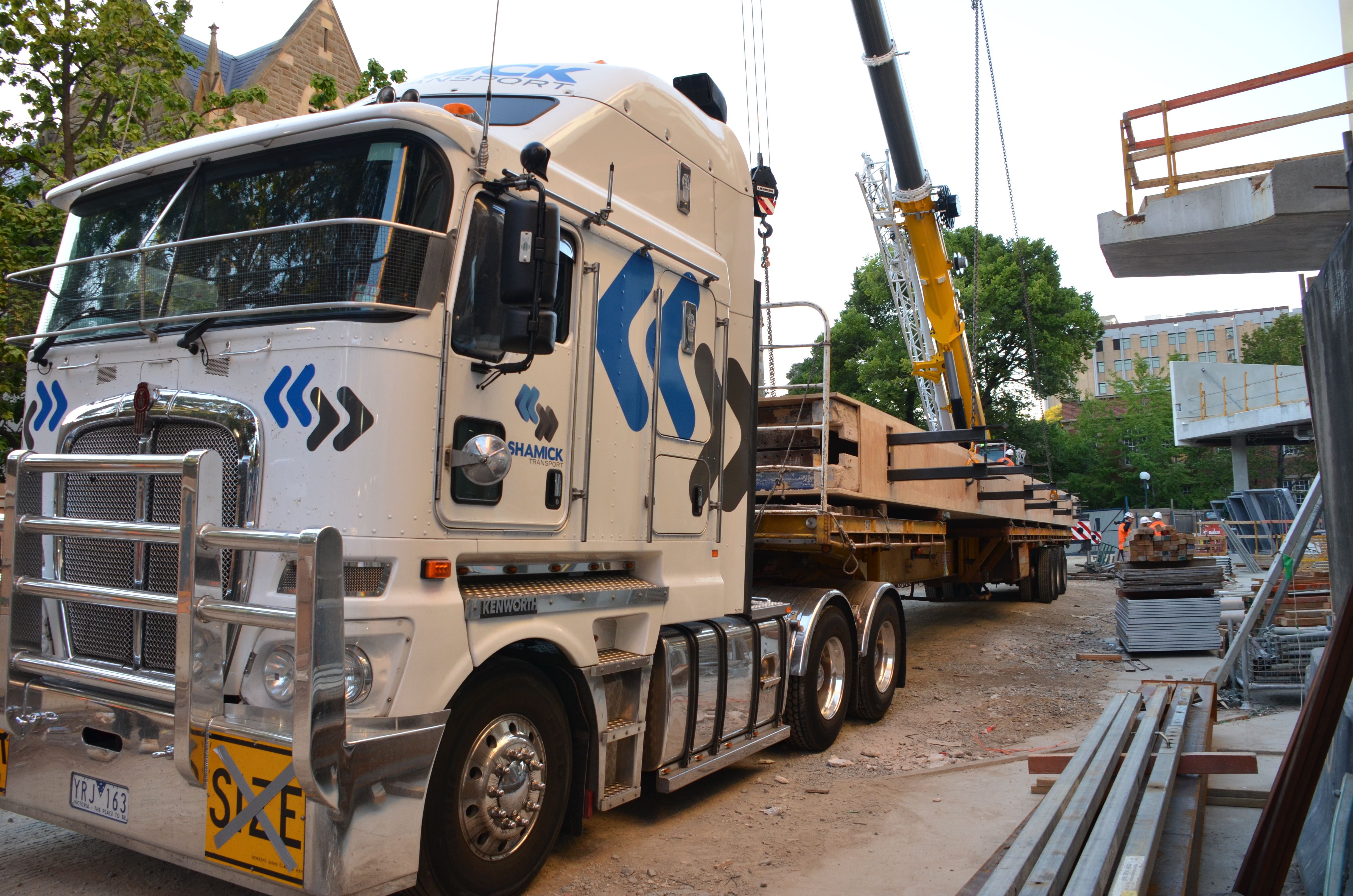 https://archive.abp.unimelb.edu.au/objects/images/Construction/Images/LVL roof beams & coffers/Installation/DSC_5316.JPG