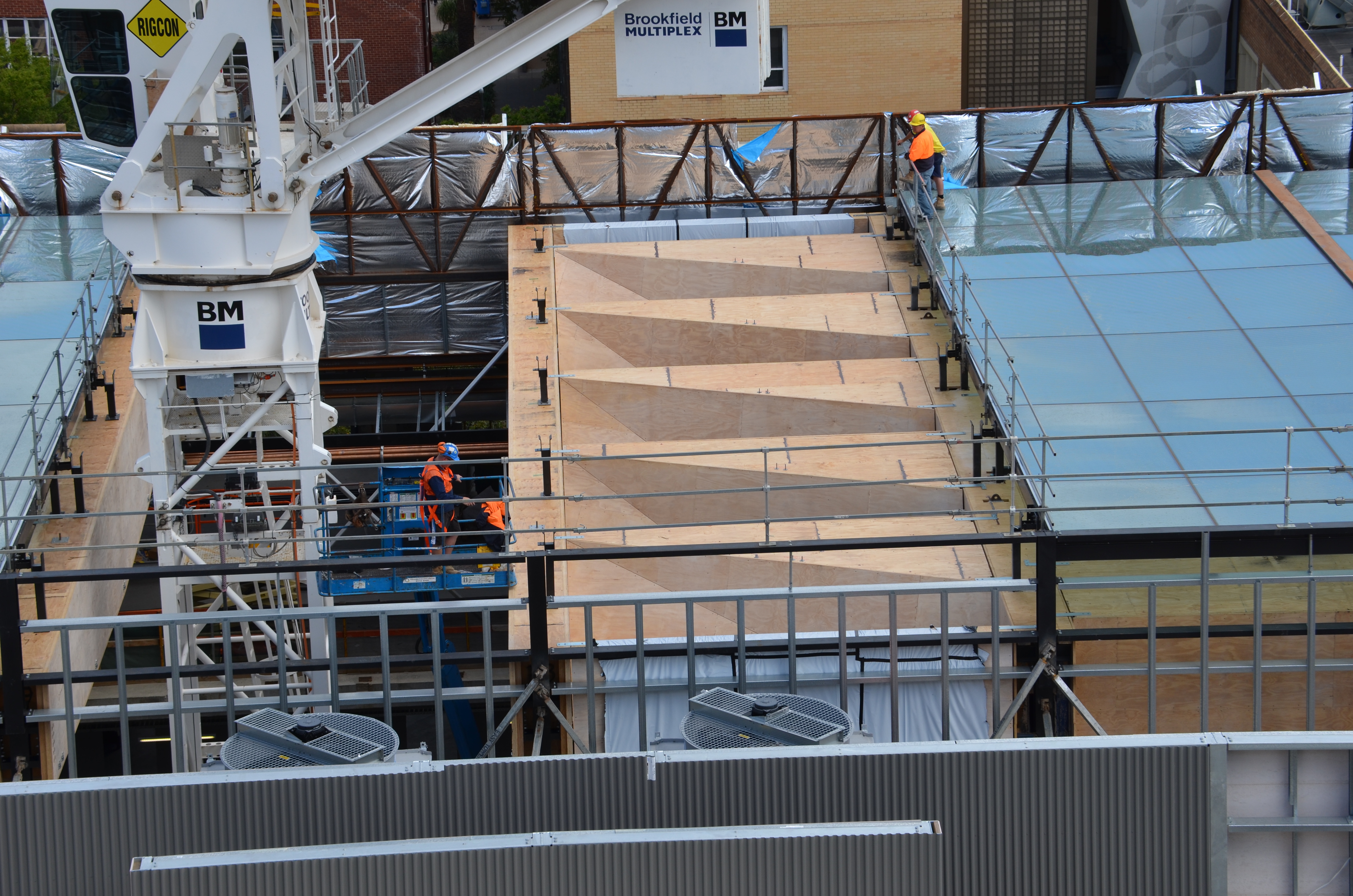 https://archive.abp.unimelb.edu.au/objects/images/Construction/Images/LVL roof beams & coffers/Installation/DSC_5764.JPG