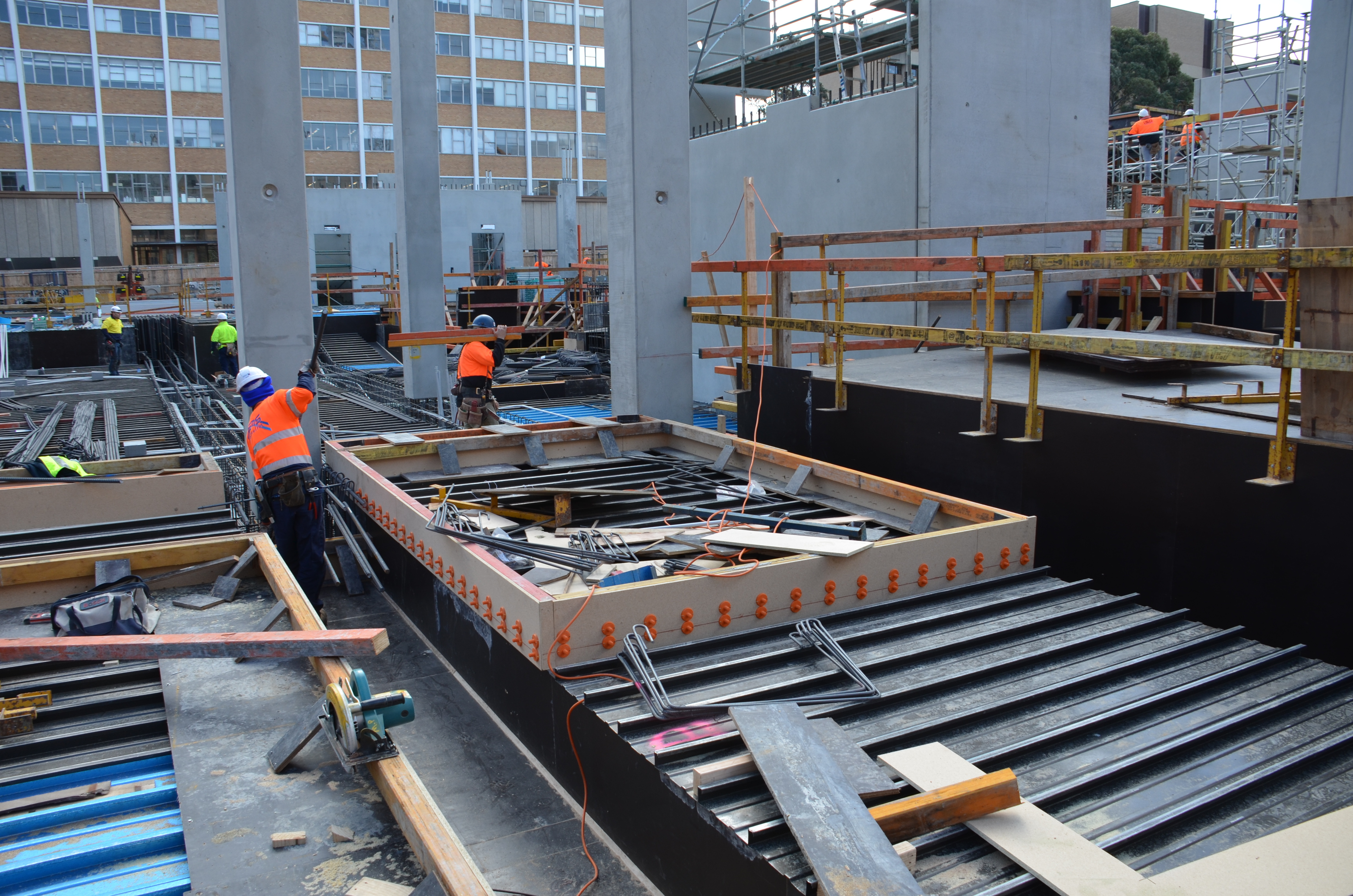 https://archive.abp.unimelb.edu.au/objects/images/Construction/Images/Concrete suspended slabs and beams/Ground level & formwork/DSC_1388.JPG