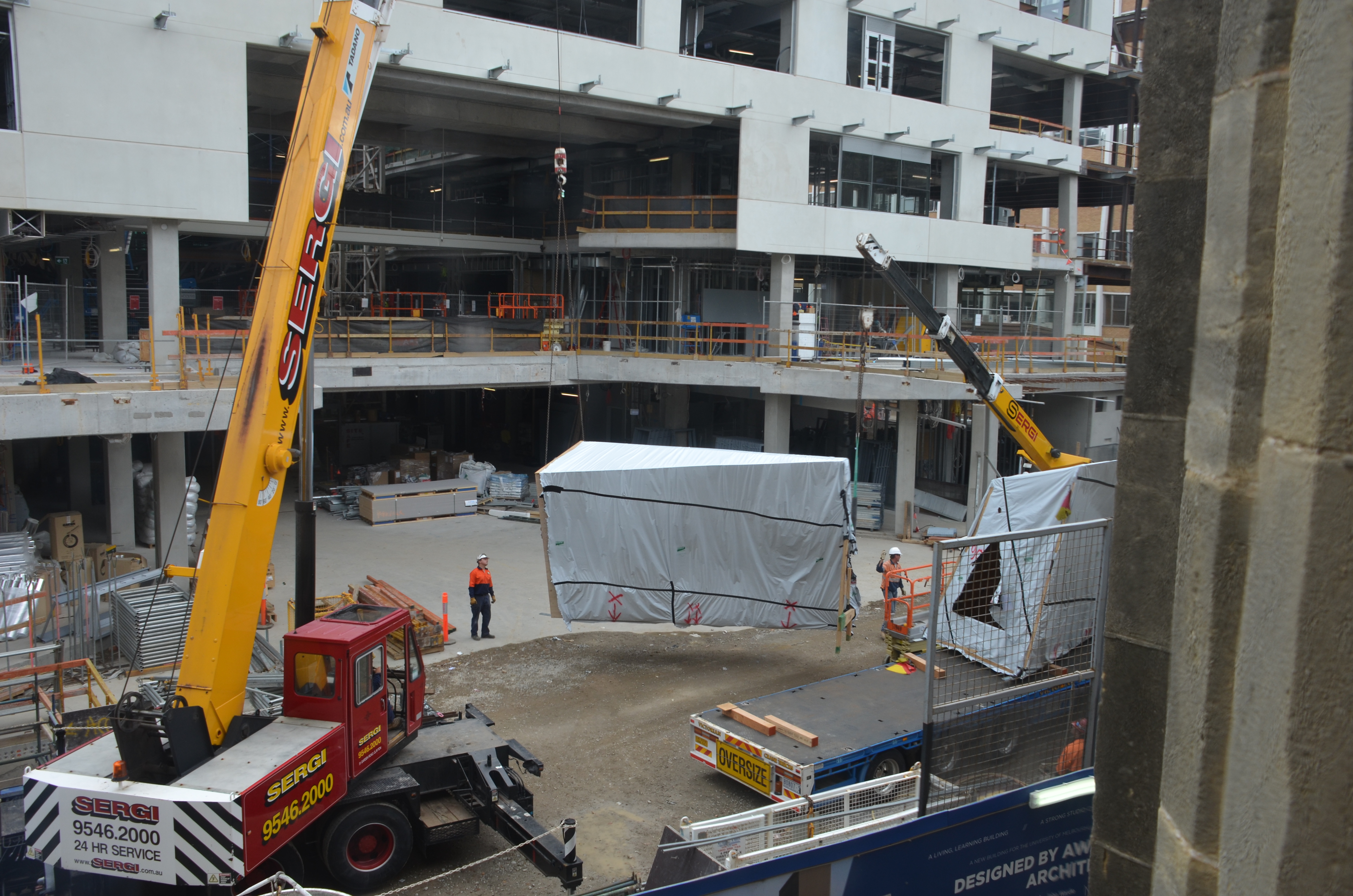 https://archive.abp.unimelb.edu.au/objects/images/Construction/Images/LVL roof beams & coffers/Installation/DSC_5533.JPG