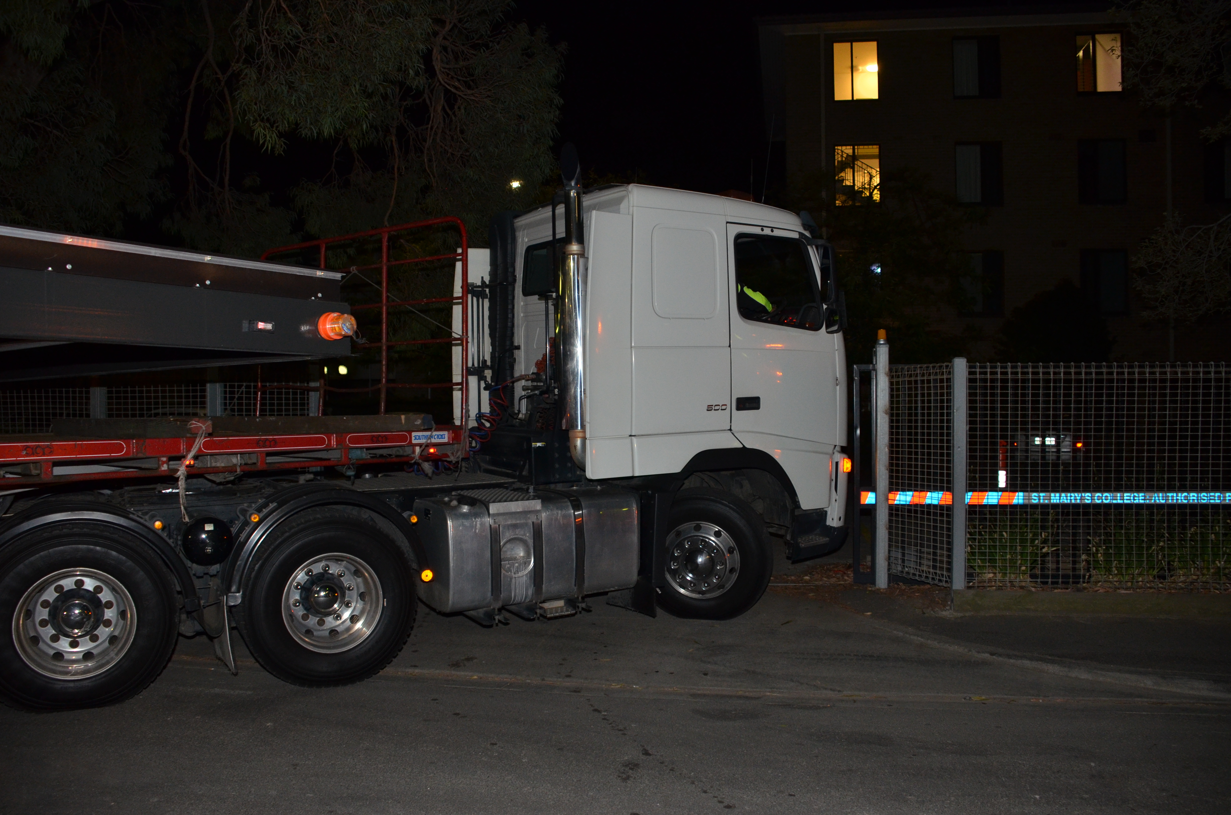 https://archive.abp.unimelb.edu.au/objects/images/Construction/Images/Roof/Glazed atrium roof/Delivery 2.20am 26th Feb 2014/DSC_5745.JPG https://archive.abp.unimelb.edu.au/objects/images/Construction/Images/Roof/Glazed atrium roof/Delivery 2.20am 26th Feb 2014/DSC_5745.JPG