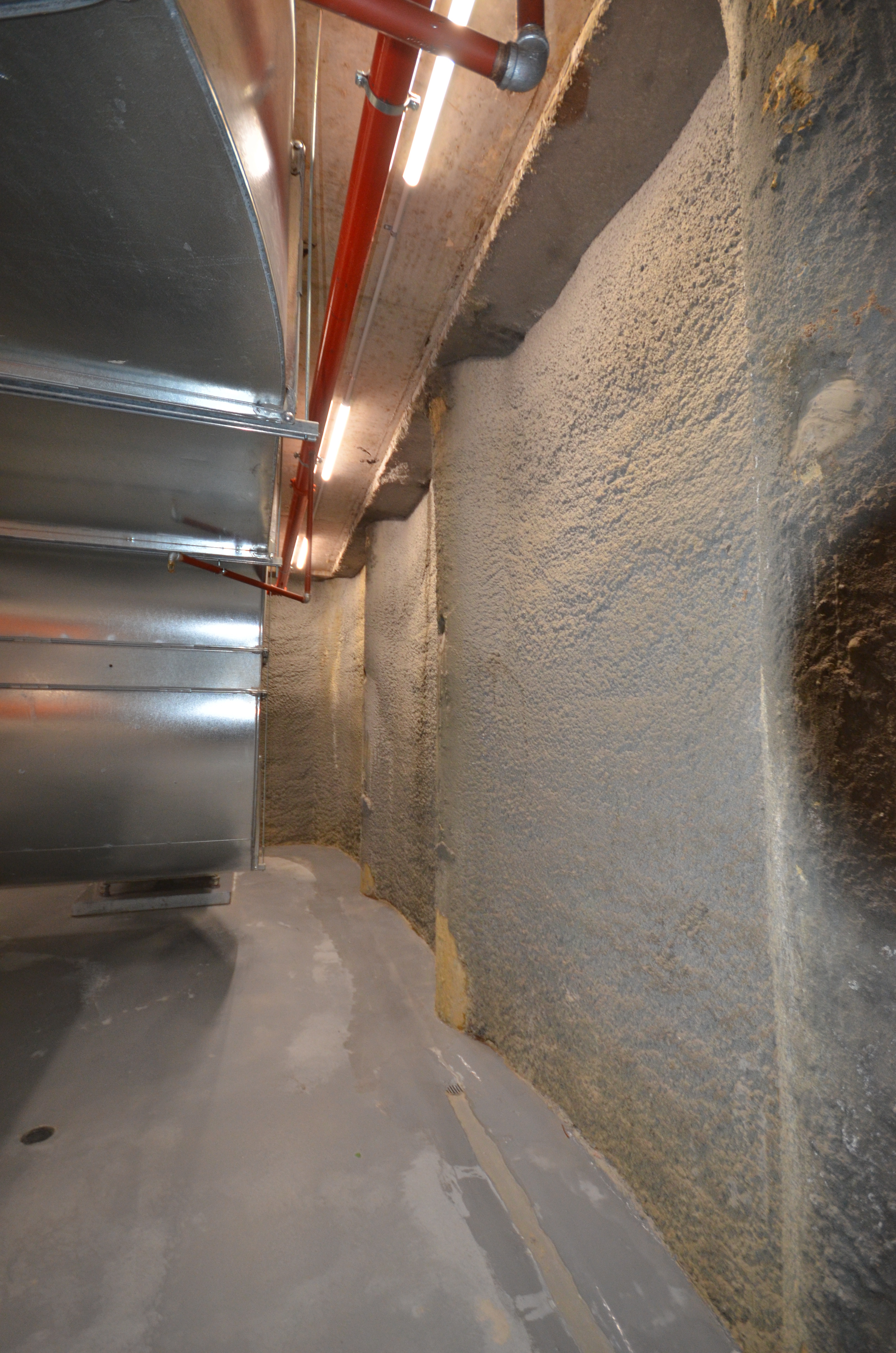 https://archive.abp.unimelb.edu.au/objects/images/Construction/Images/Basement/Basement water leaks/Small plantroom basement/DSD_0085.JPG