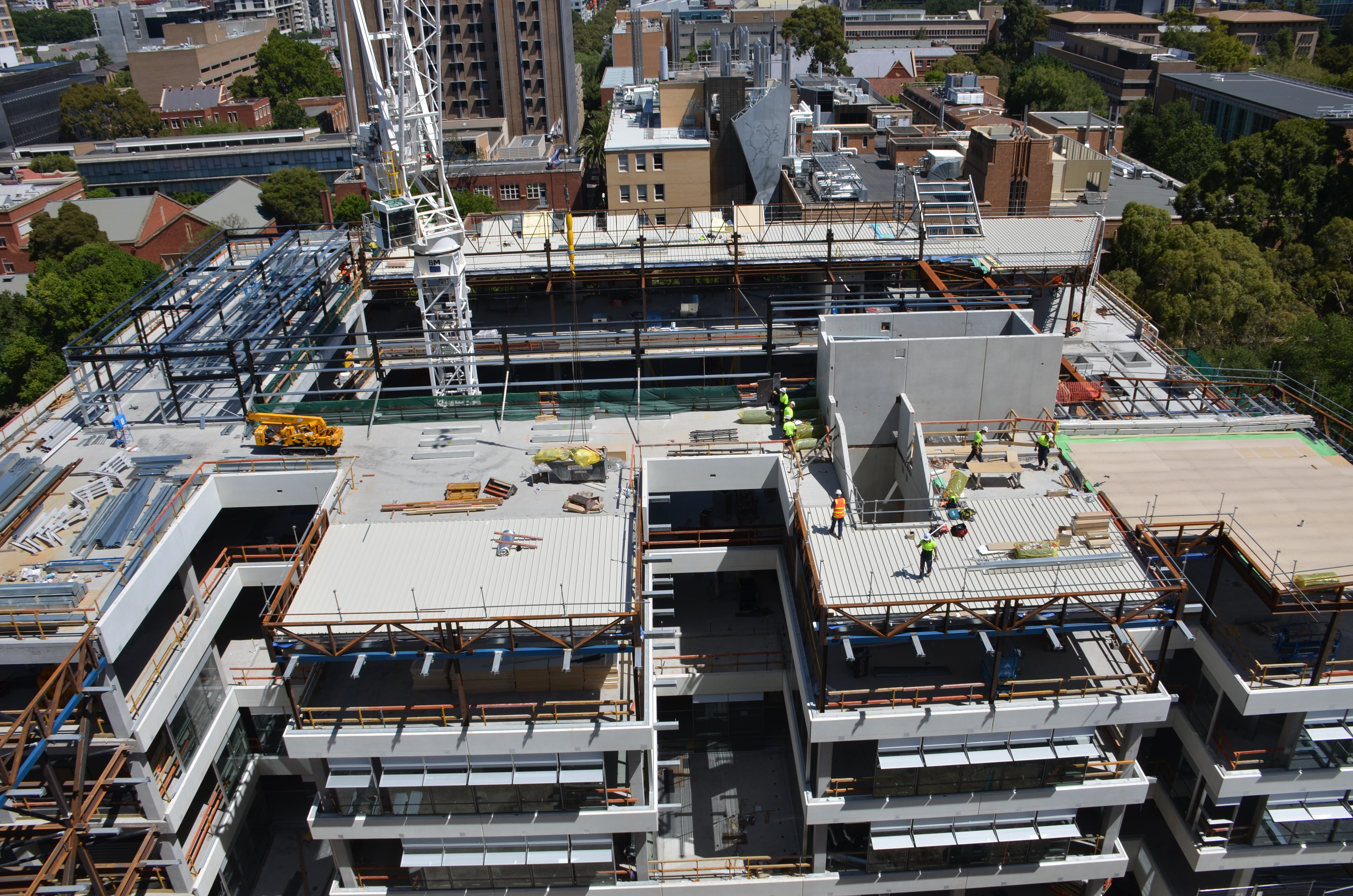 https://archive.abp.unimelb.edu.au/objects/images/Construction/Images/Structural steel/Plantroom roof & claddings/DSC_4699.JPG