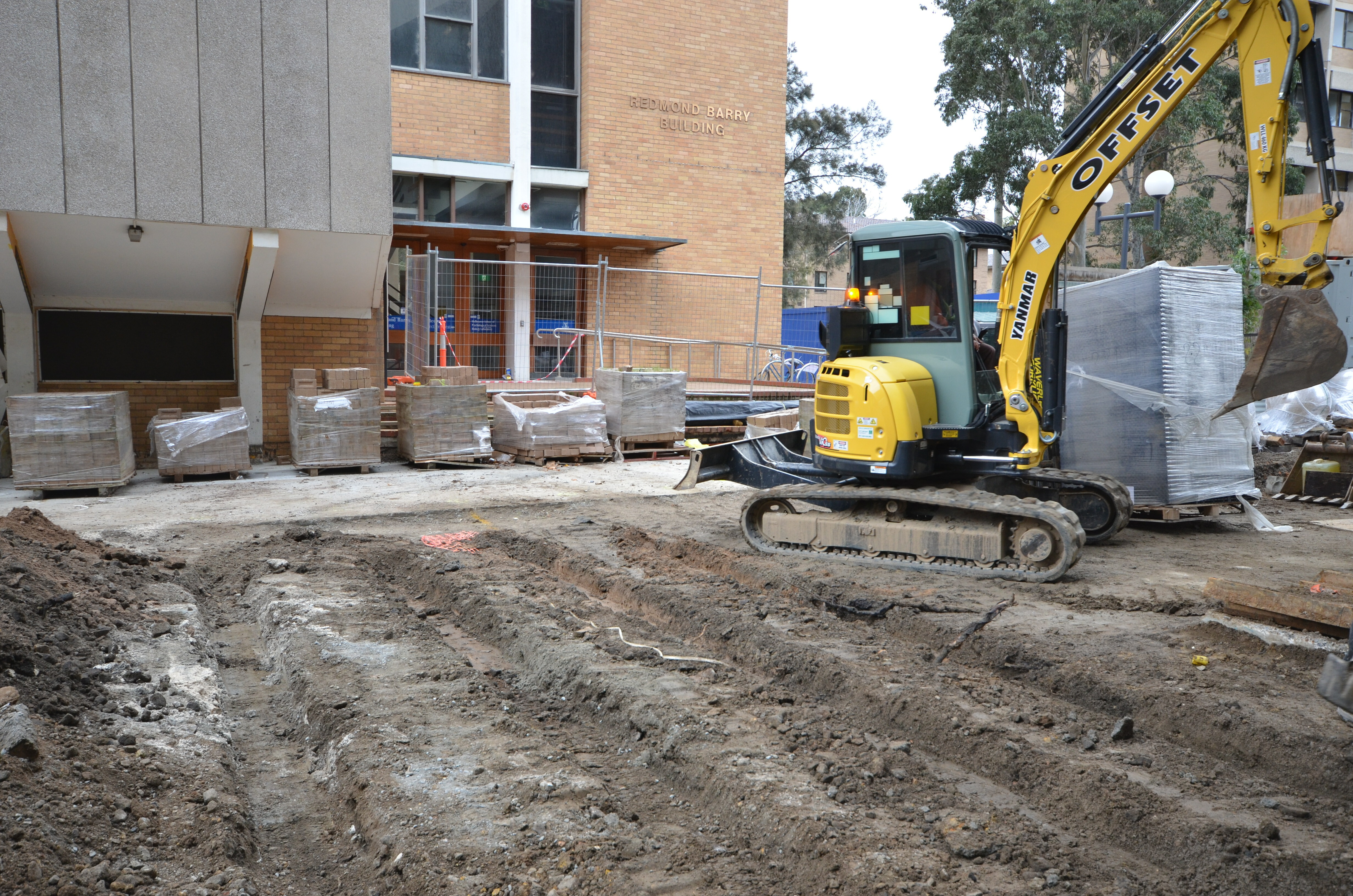 https://archive.abp.unimelb.edu.au/objects/images/Construction/Images/External Works/Groundworks/DSC_9166.JPG