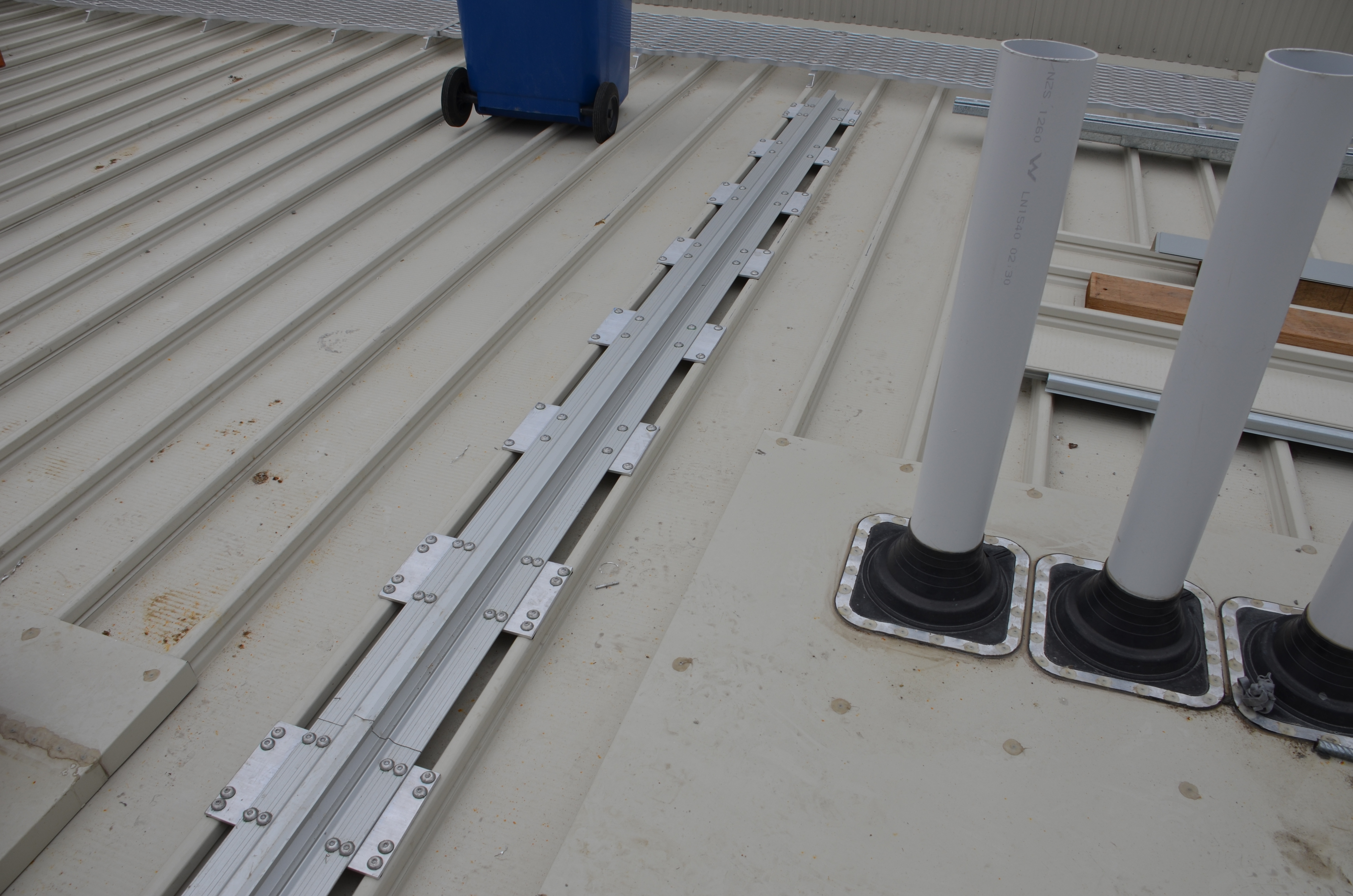 https://archive.abp.unimelb.edu.au/objects/images/Construction/Images/Roof/Fall arrest mechanisms/DSC_6926.JPG https://archive.abp.unimelb.edu.au/objects/images/Construction/Images/Roof/Fall arrest mechanisms/DSC_6926.JPG