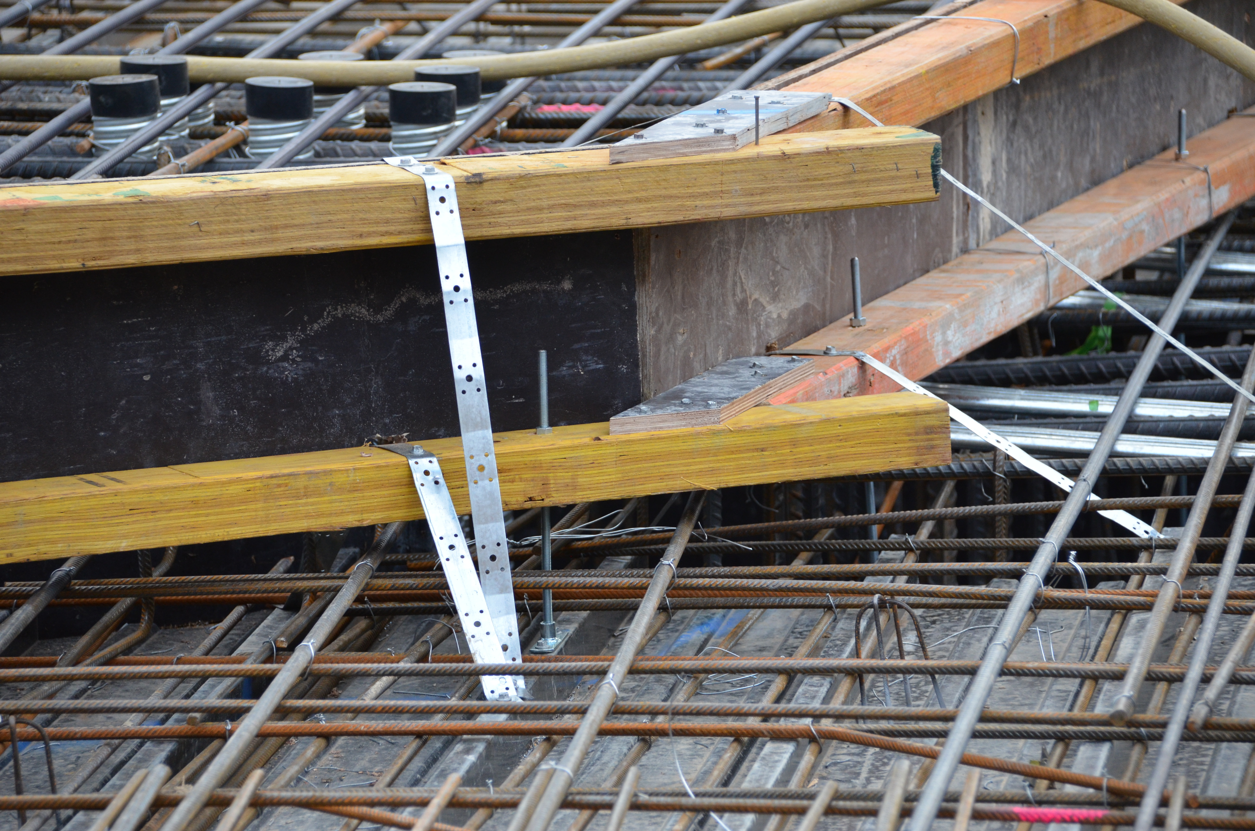 https://archive.abp.unimelb.edu.au/objects/images/Construction/Images/Concrete suspended slabs and beams/Ground level & formwork/DSC_1277.JPG